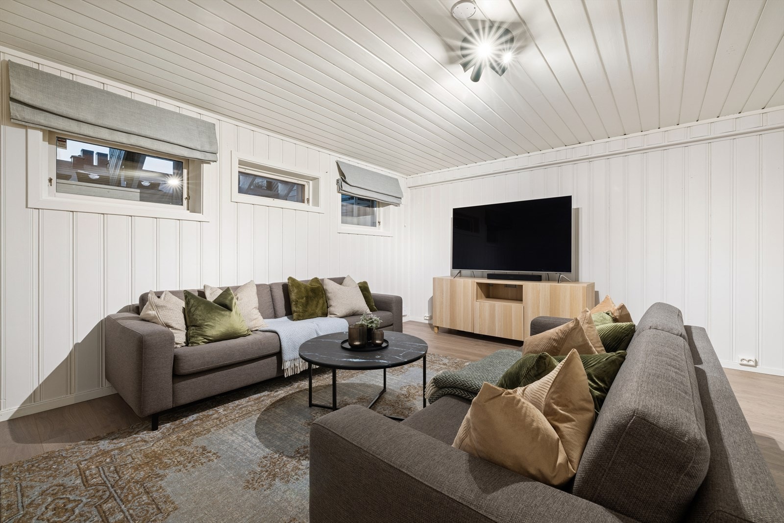 I underetasjen finner man et romslig disponibelt rom med lyse, malte overflater og pent laminatgulv. Rommet er i dag innredet som kjellerstue, men er per nå ikke godkjent for varig opphold. Galleribilde