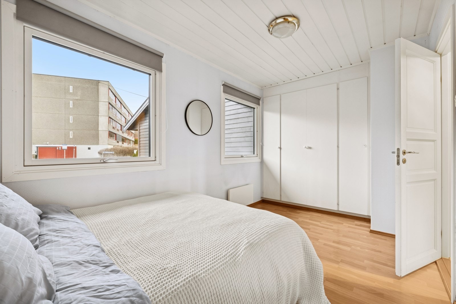 Dette rommet har også montert en praktisk garderobeløsning. Galleribilde