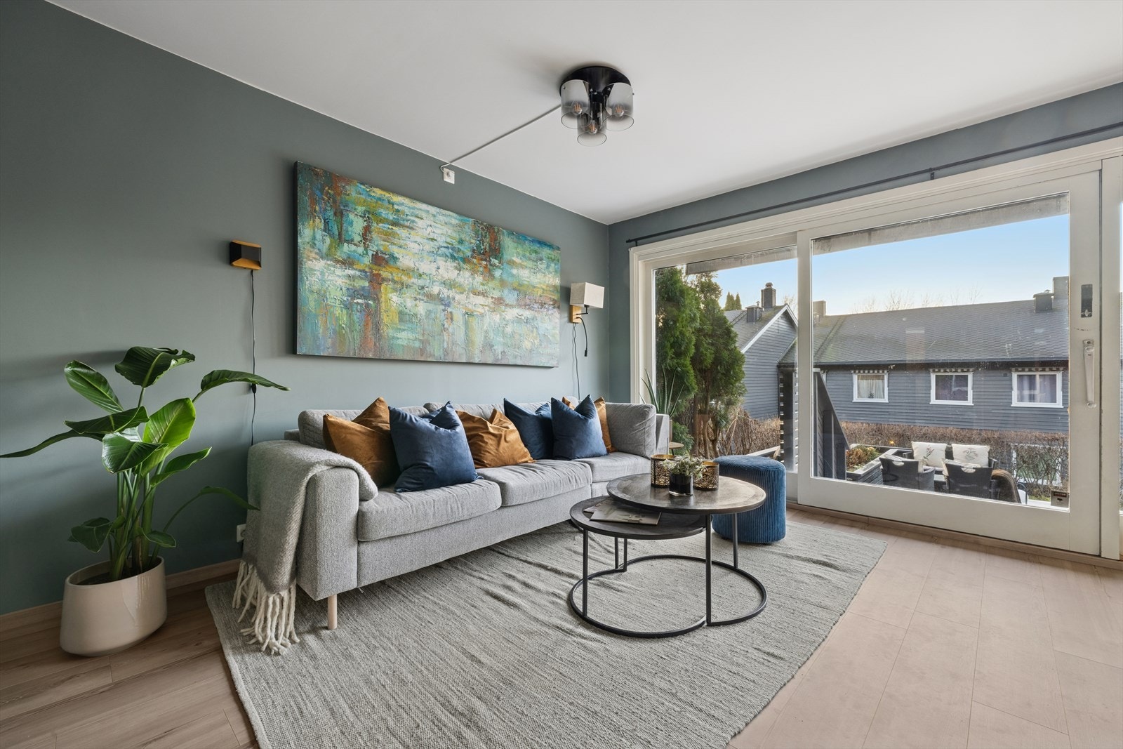 Stuen har store vindusflater som slipper inn godt med naturlig lys. Galleribilde