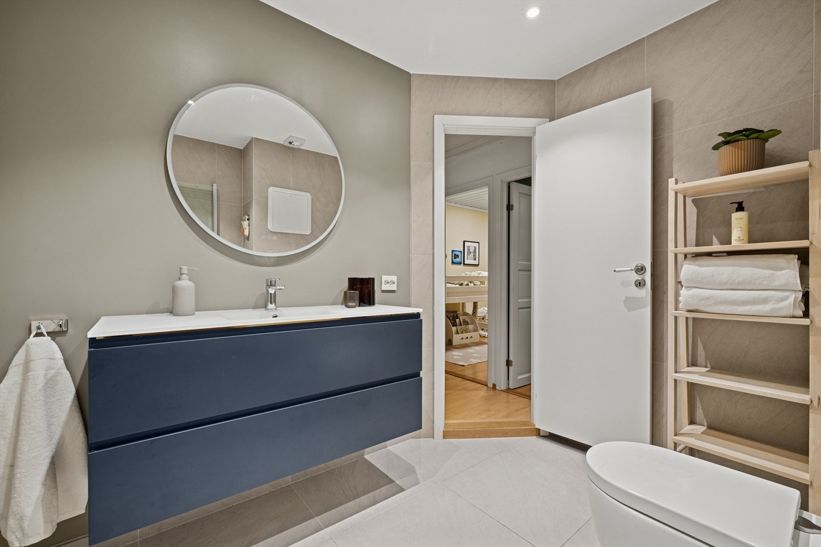 Baderommet ligger i 2. etasje sammen med alle soverommene og ble totalrenovert i 2022. Galleribilde