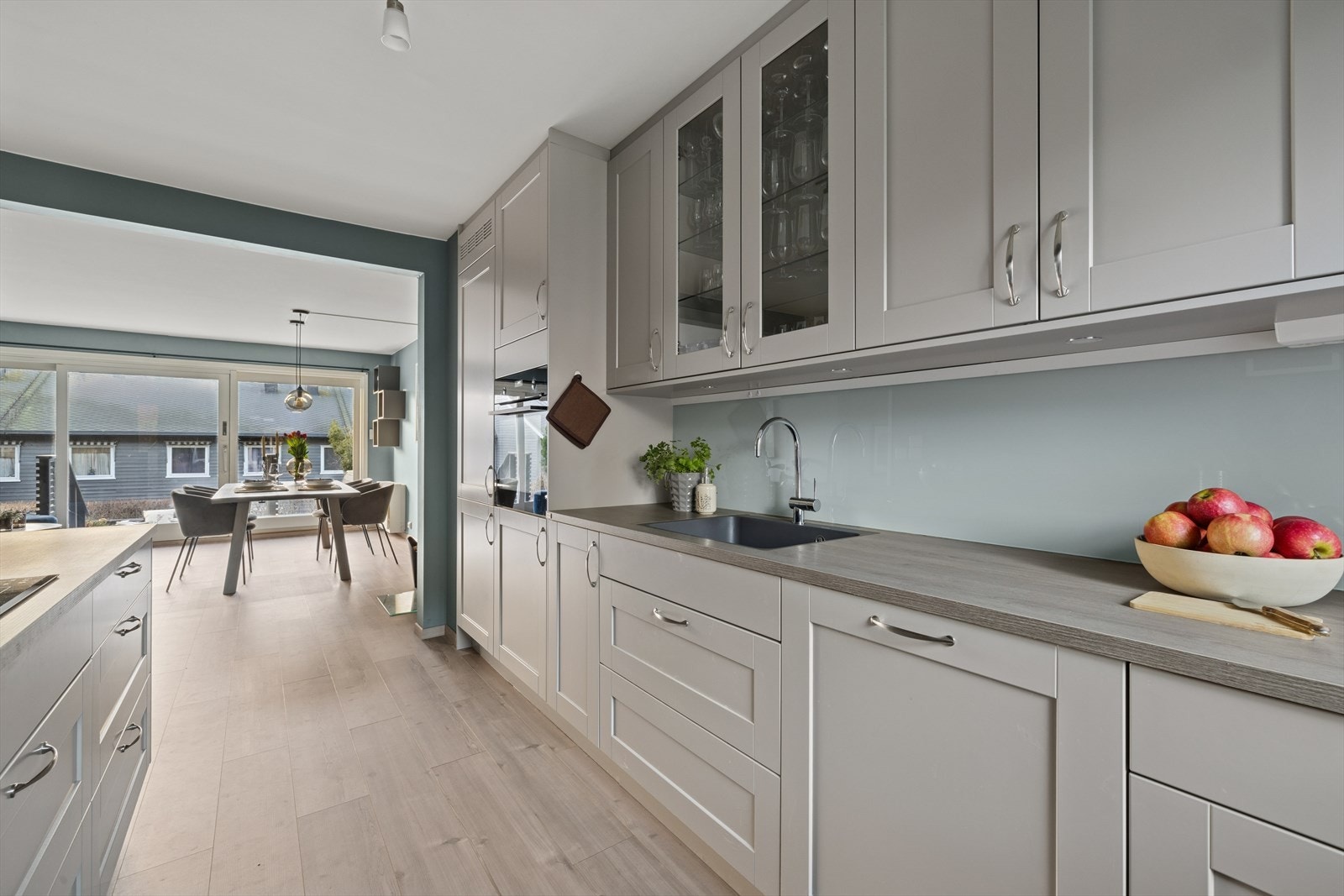 Underlimt kum i kompositt, og integrerte hvitevarer som kjøl/fryseskap, oppvaskmaskin, induksjonstopp og stekeovn. Galleribilde