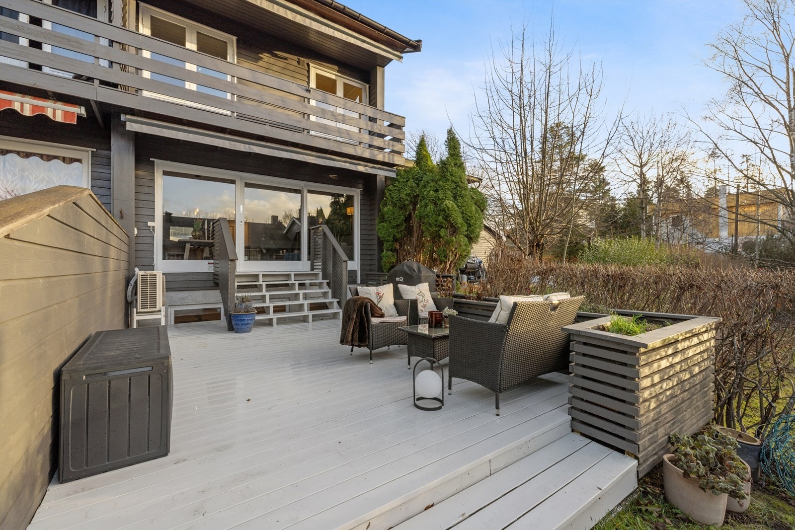 Her er det plassbygget blomsterkasse og levegger, samt god plass til utemøbler og grill. Galleribilde