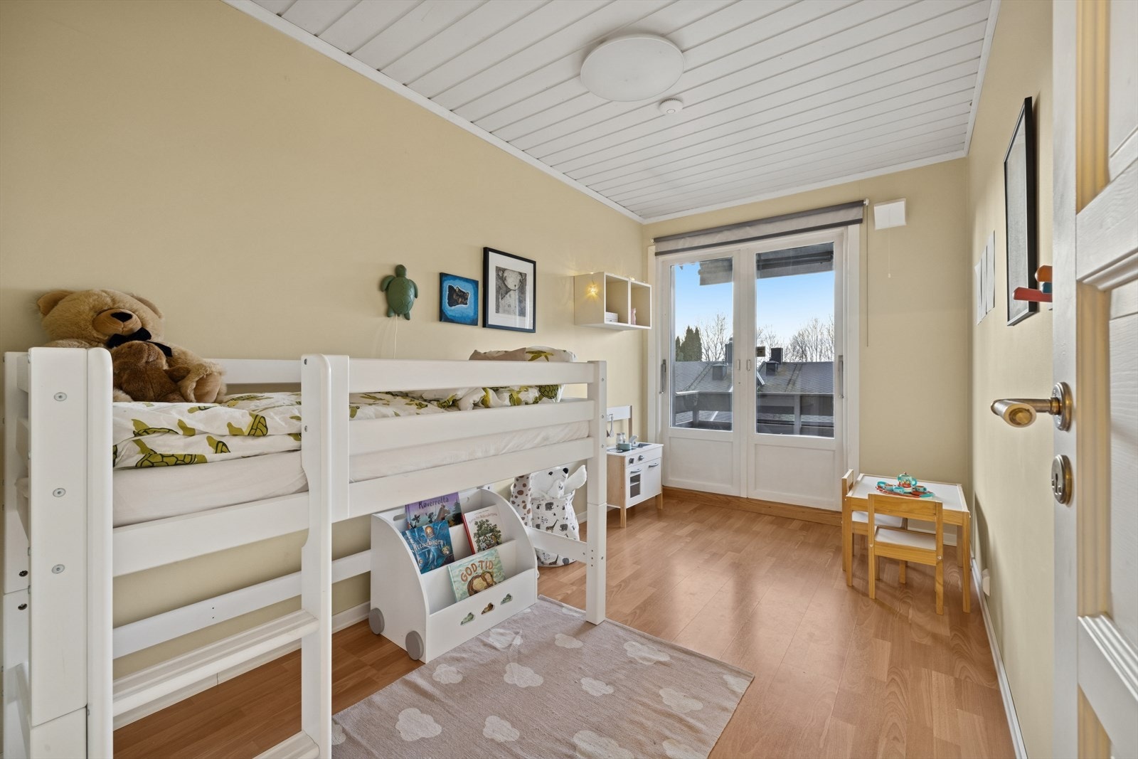 Fra hovedsoverommet og soverom nummer to er det direkte tilgang til en vestvendt balkong på ca. 6,2 kvm. Galleribilde