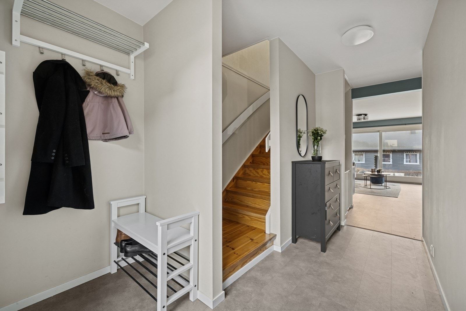 Man ønskes velkommen inn i en innbydende entré med lyse vegger og behagelig gulvvarme. Galleribilde