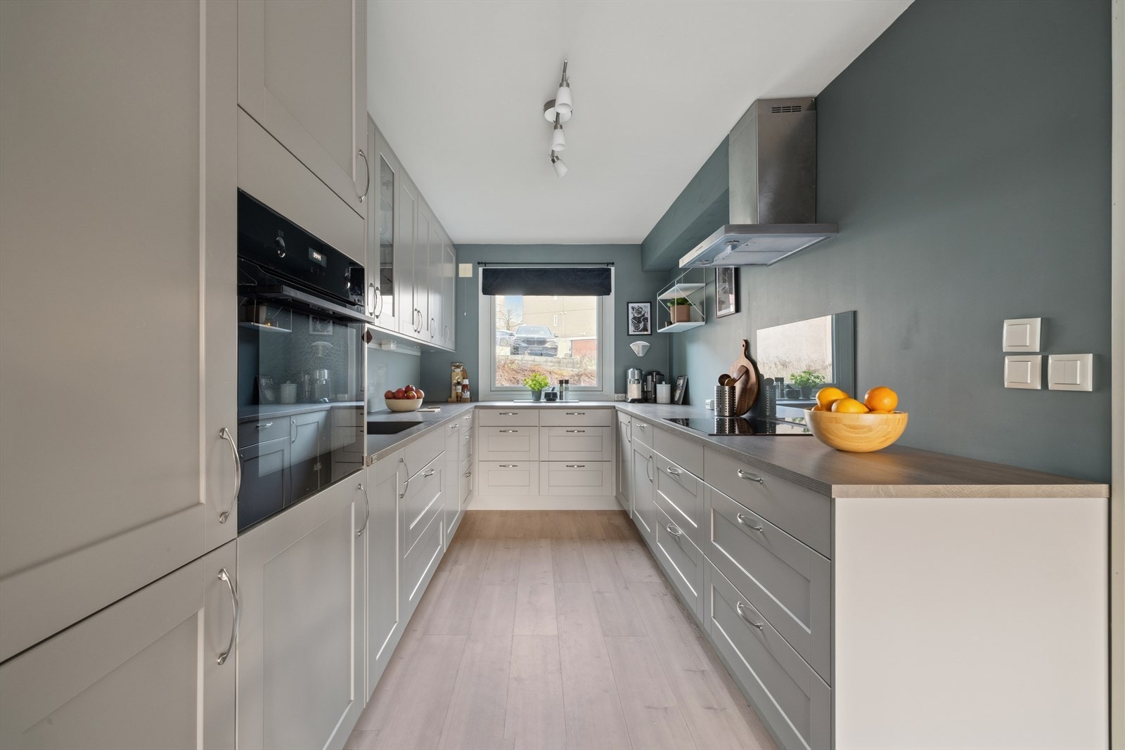 Kjøkkenet fra 2020 har en stilren Huseby-innredning. Galleribilde