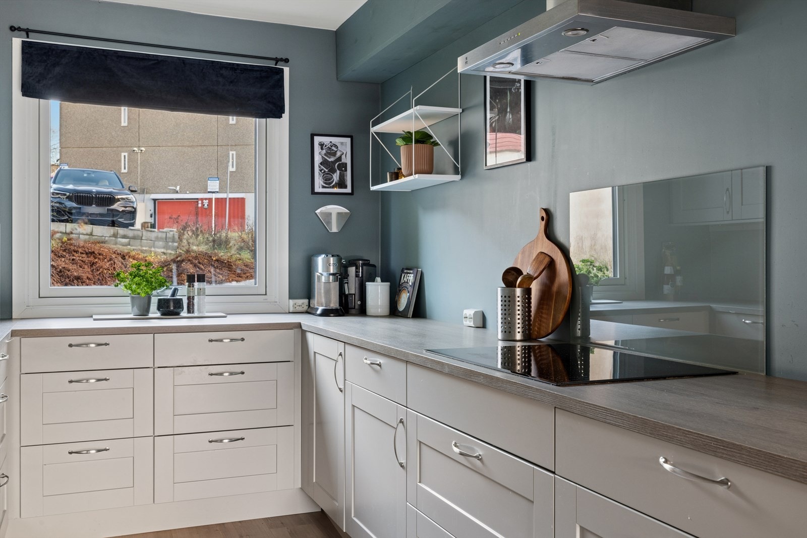 Over kokesonen er det en stål kjøkkenventilator fra Røroshetta med avtrekk ut. Galleribilde