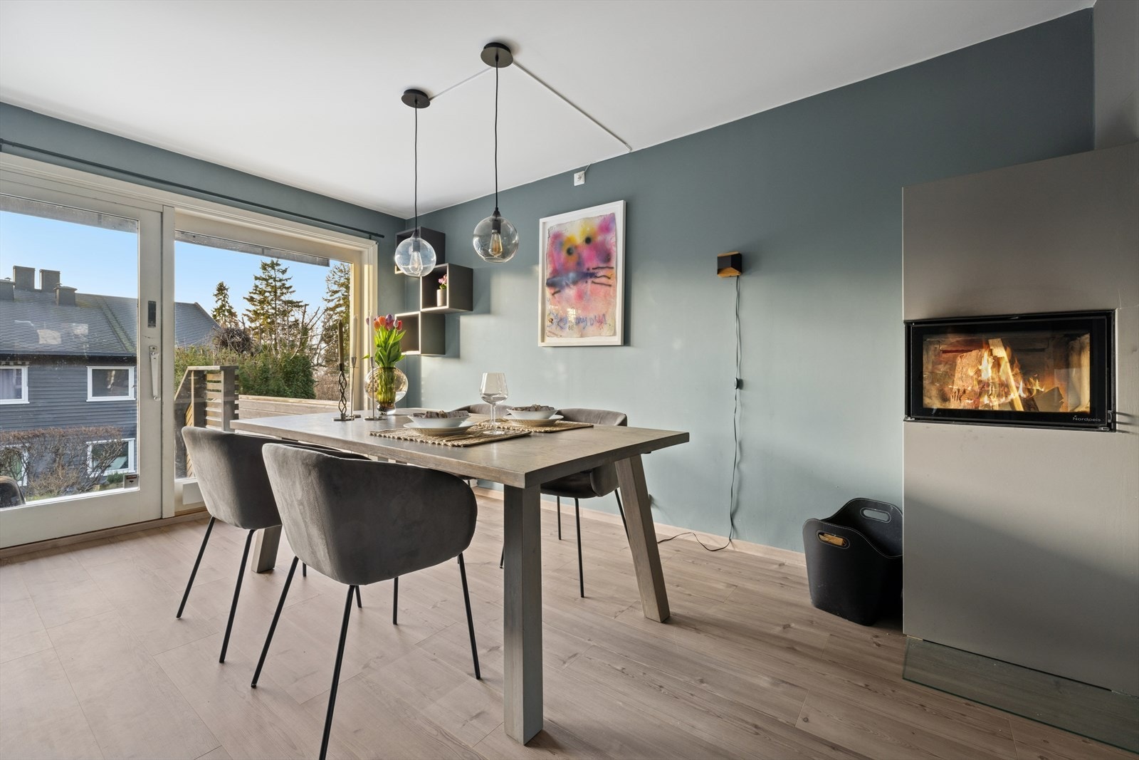 En peisovn fra 2020, supplert med en luft til luft varmepumpe fra 2022, bidrar til ekstra varme og hygge på kalde dager. Galleribilde