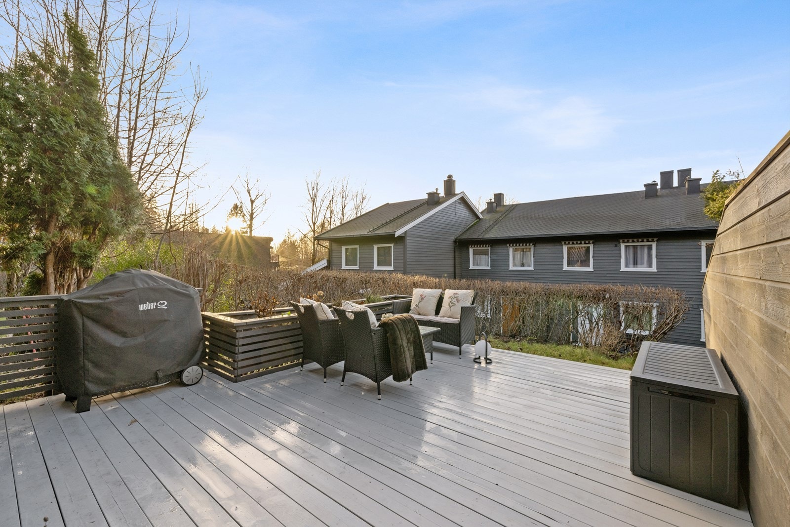 De romslige kvadratmeterne gjør det enkelt å innrede uteplassen i ulike soner med sitteplasser for hele familien. Galleribilde