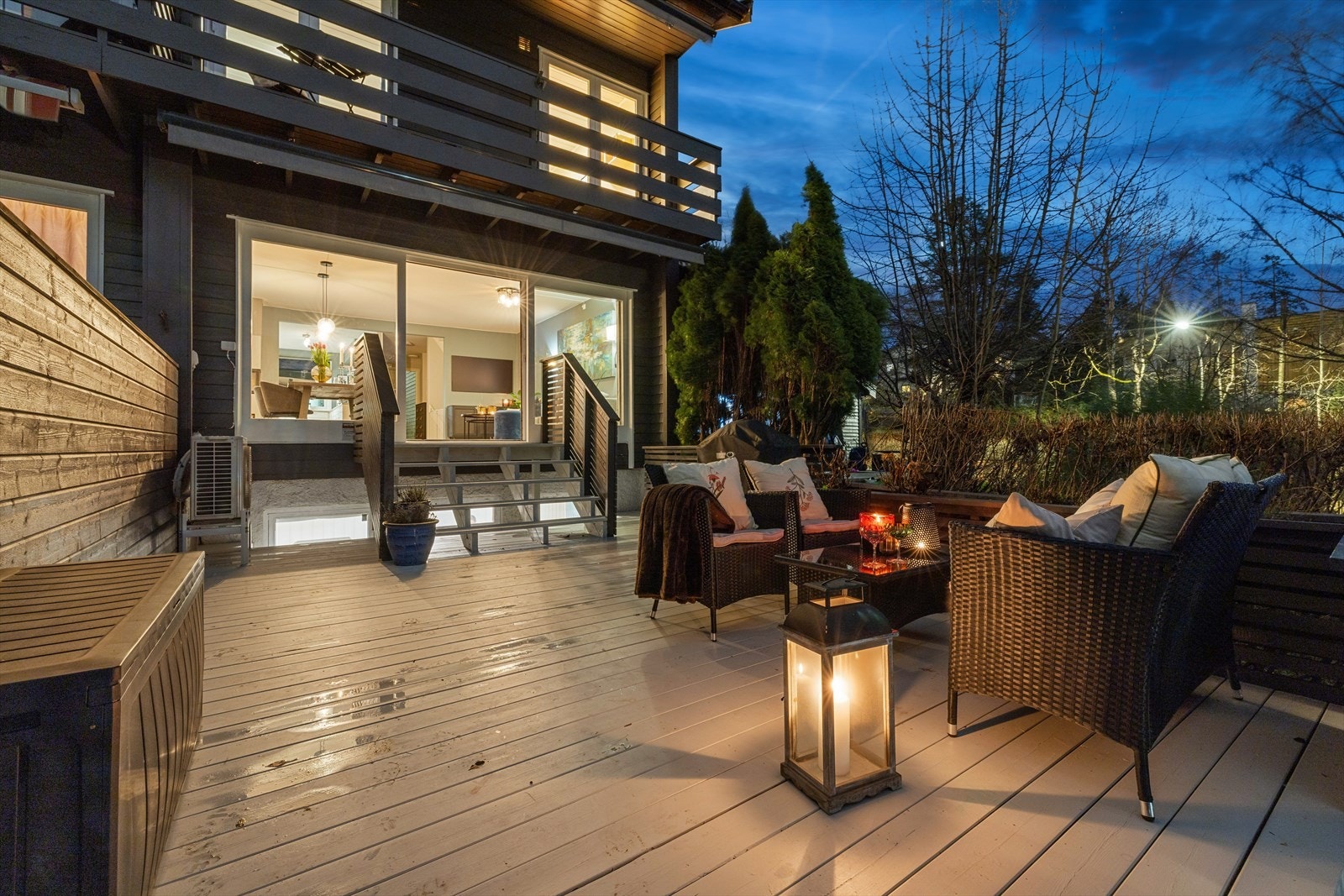 Fra stuen er det direkte utgang til en vestvendt terrasseplatting på ca. 30 kvm. Galleribilde