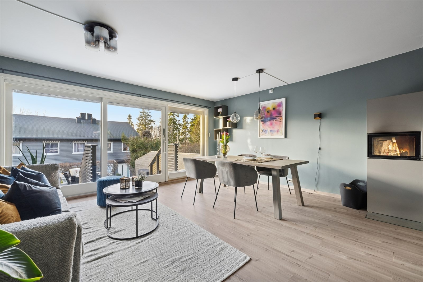 Stue og kjøkken ligger i en åpen løsning som skaper rom for både samvær og hygge. Galleribilde