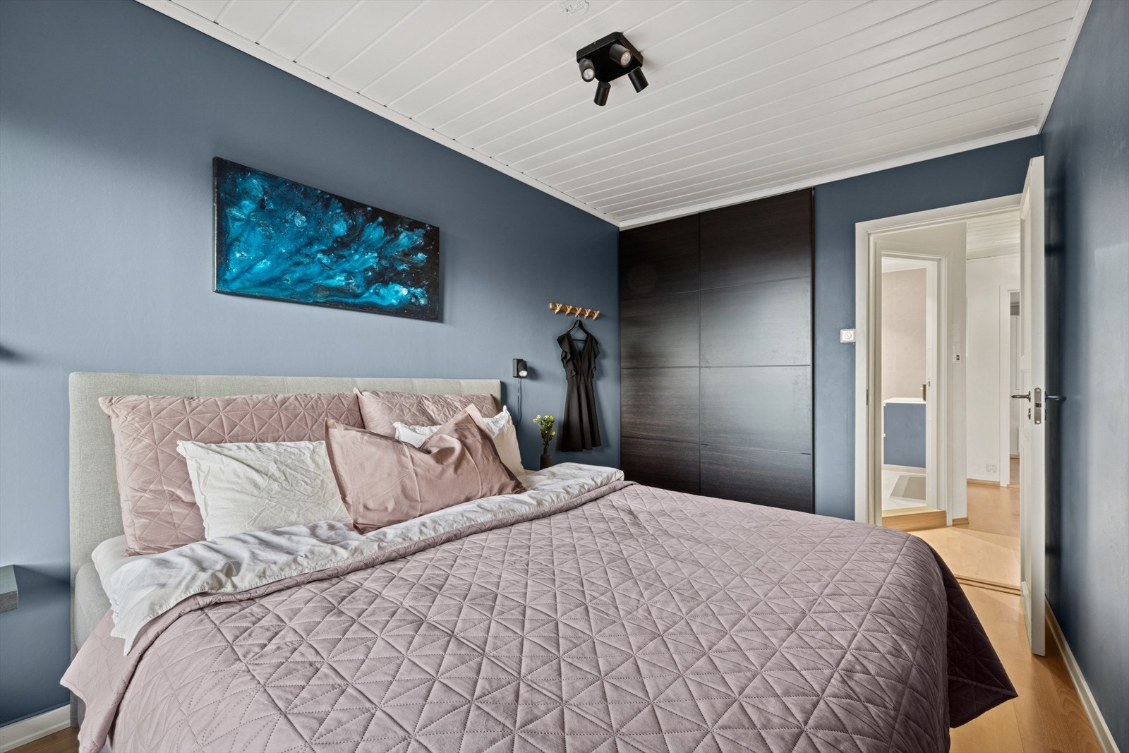 Hovedsoverommet er romslig og er utstyrt med skyvedørsgarderobe som gir praktisk oppbevaring. Galleribilde