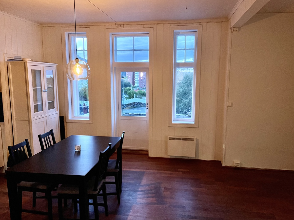 Stue/kjøkken. Vil bli møblert med nødvendig møblement Galleribilde