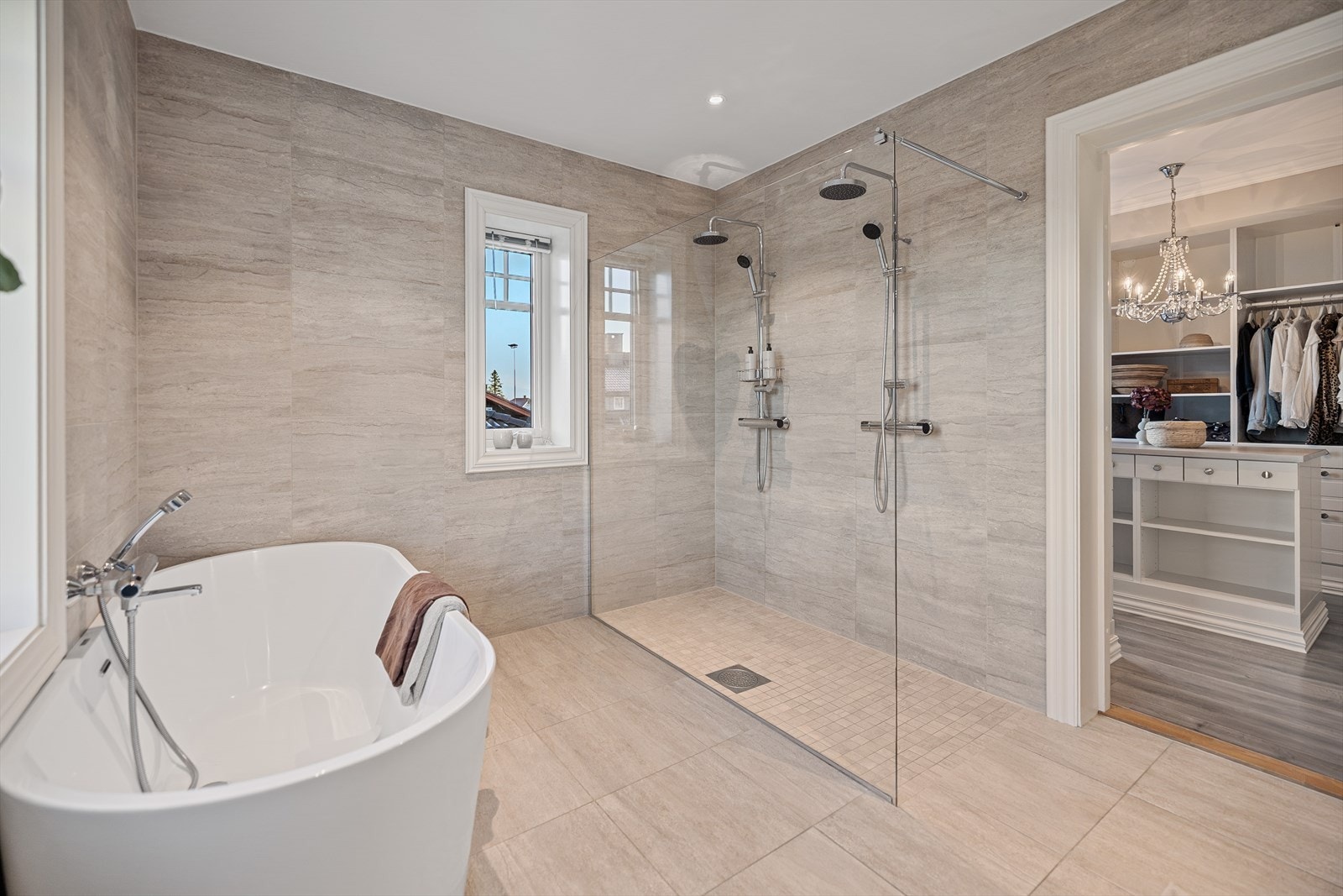 Fra walk-in closetet ledes du sømløst videre til ditt private baderom - en løsning som gir en eksklusiv og hotellpreget opplevelse i hverdagen. Galleribilde