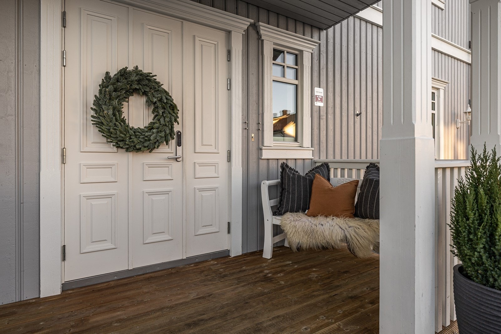 Boligen har et imponerende og innbydende inngangsparti som setter tonen allerede før du går inn. Galleribilde