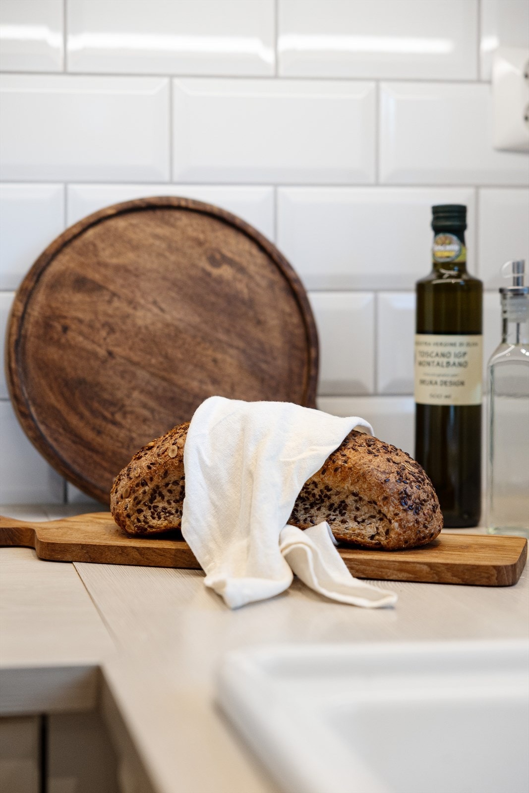 Mellom over- og underskapene finner du en lekker flislagt vegg som tilfører kjøkkenet et eksklusivt og gjennomført uttrykk. De elegante flisene fungerer både som et stilfullt blikkfang og en praktisk løsning som gjør renhold enkelt. Galleribilde