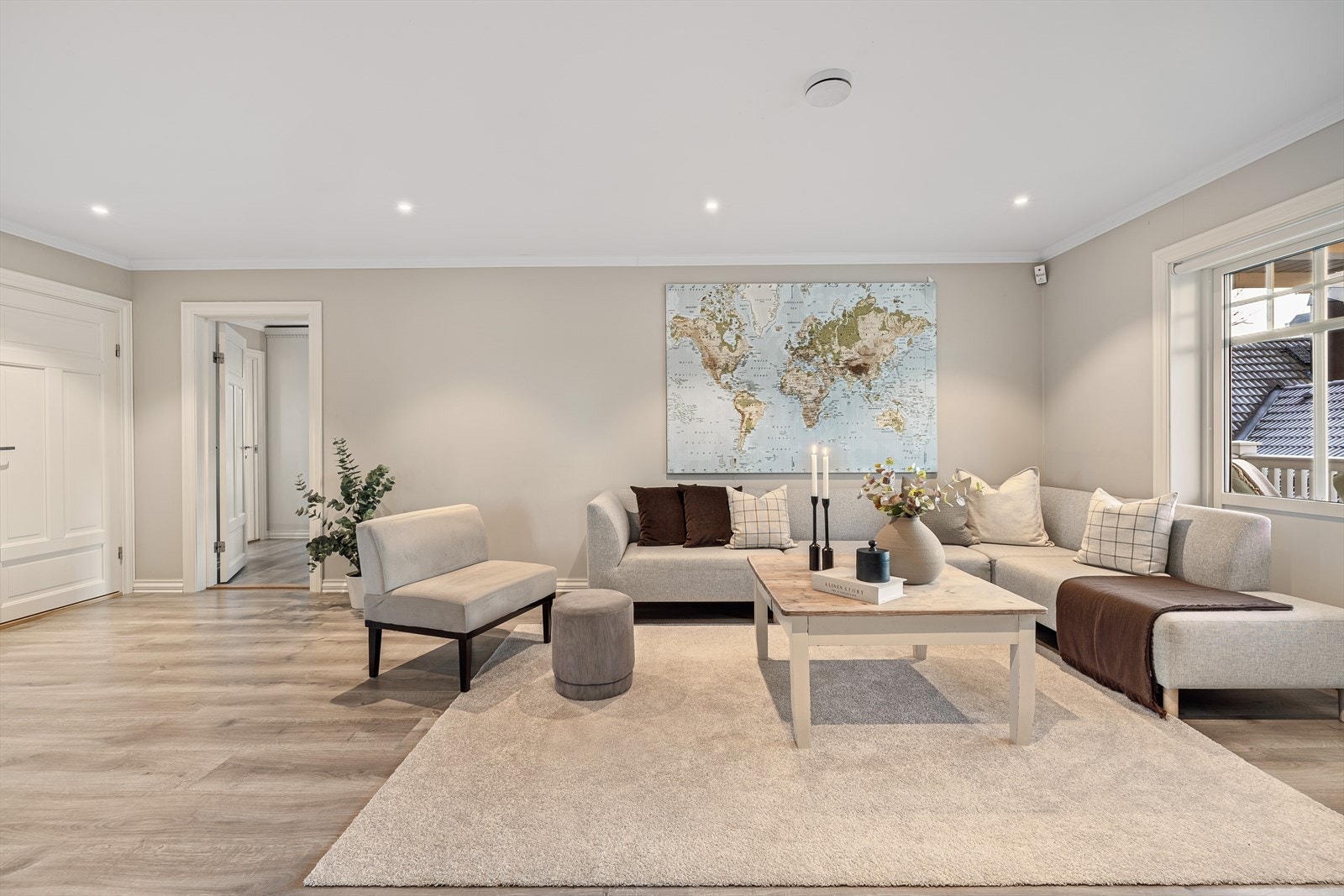 Stuen er lys, elegant og innbydende - et vakkert oppholdsrom som føles både åpent og behagelig. Galleribilde