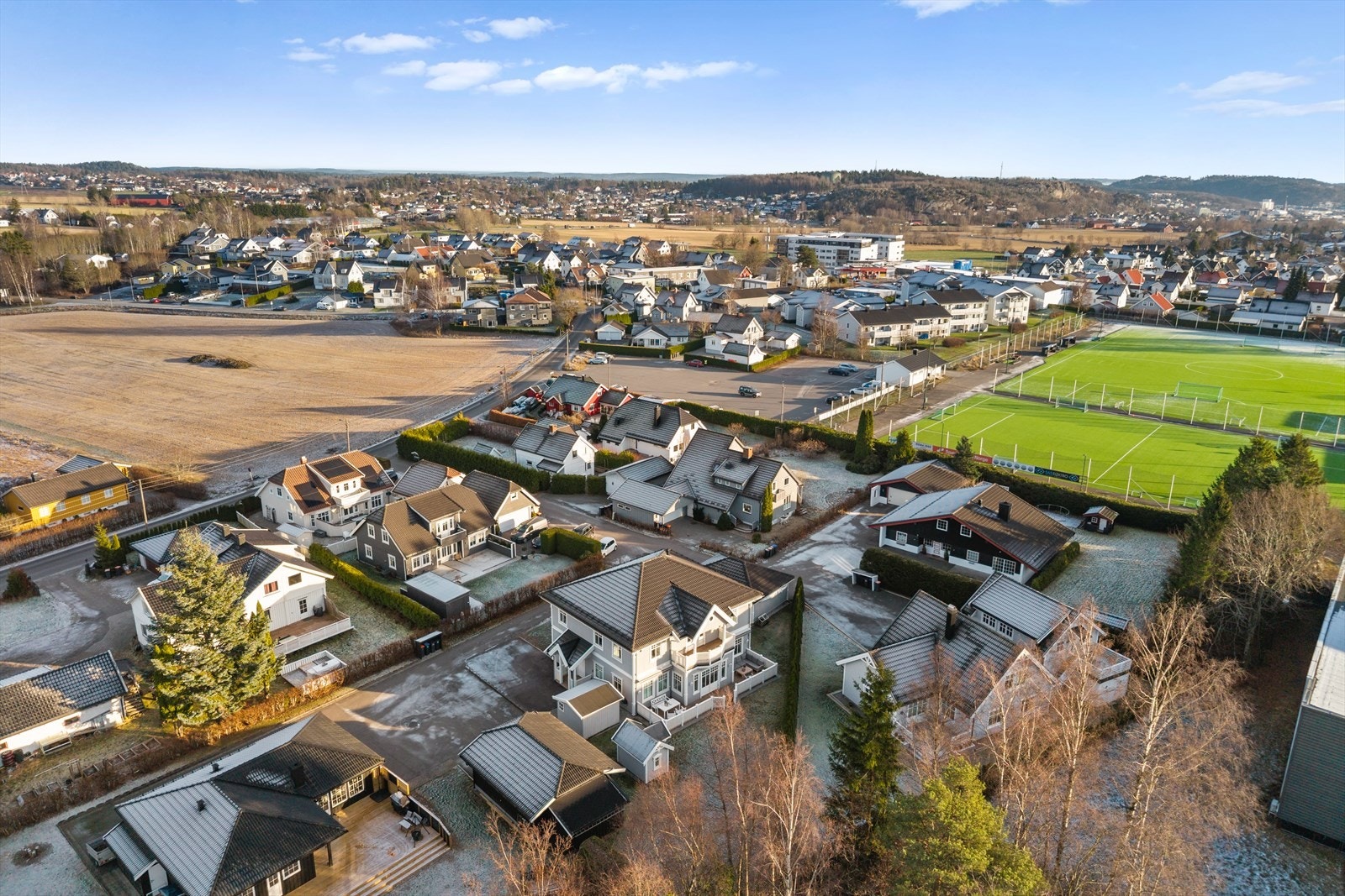 Her får du den ideelle kombinasjonen av sentral beliggenhet og nærhet til naturen - perfekt for familier som ønsker både komfort og gode oppvekstvilkår Galleribilde