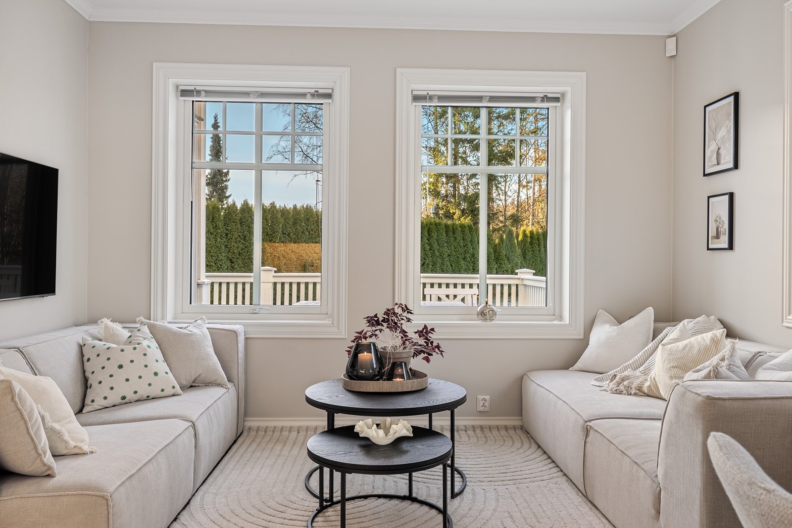 De pene gulvene og de dus malte veggene gir rommet et delikat og pent uttrykk. Galleribilde