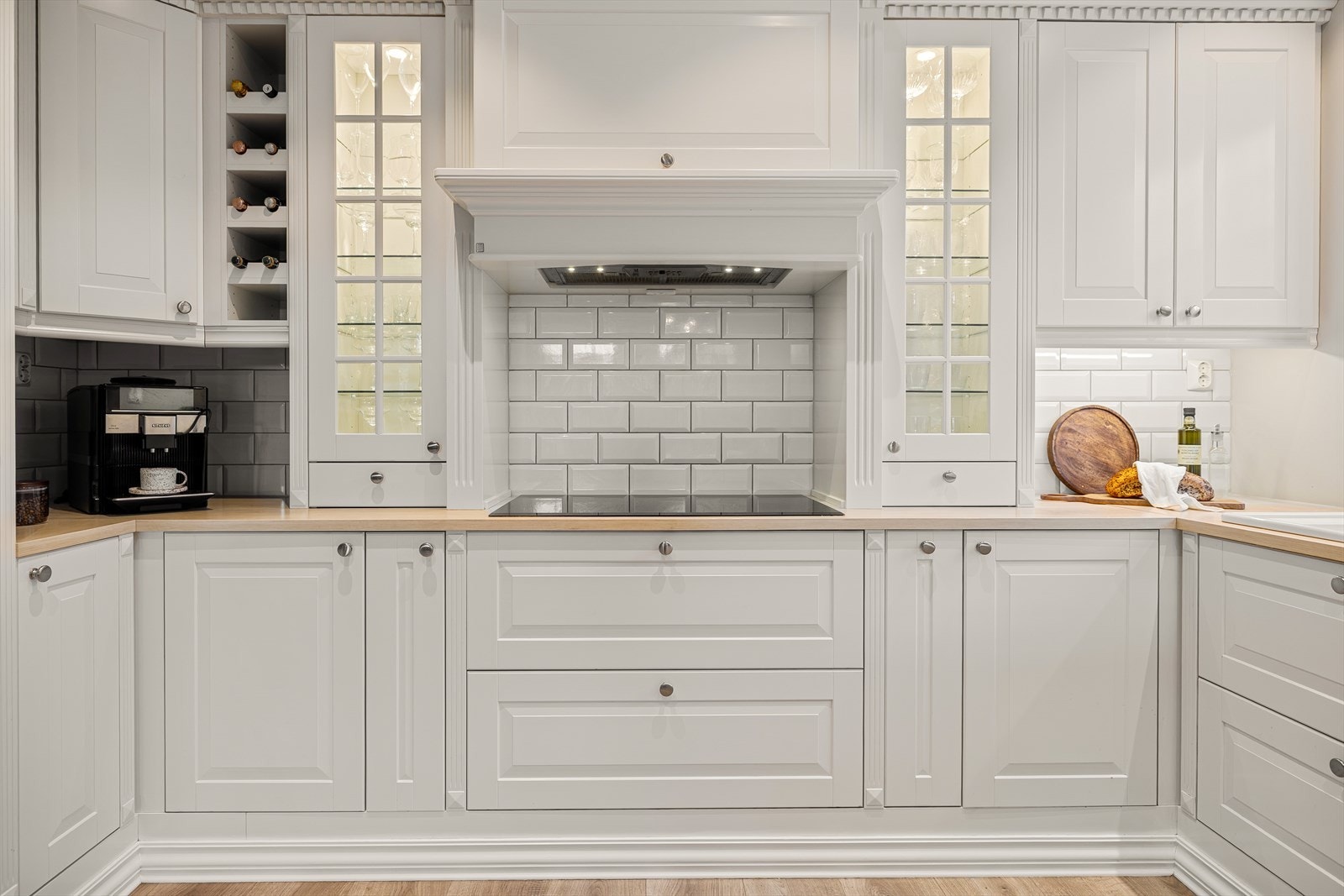 Her er alt gjennomtenkt: fra de praktiske løsningene til den romslige arbeidsflaten som gjør matlagingen både effektiv og inspirerende. Galleribilde