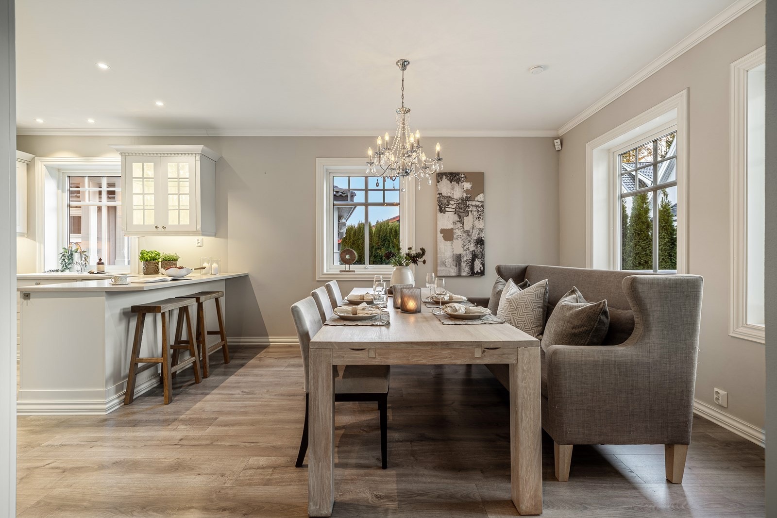 Kjøkkenet byr på en særdeles hyggelig og innbydende spiseplass - perfekt for alt fra hverdagsmåltider til lange, gode stunder rundt bordet. Galleribilde