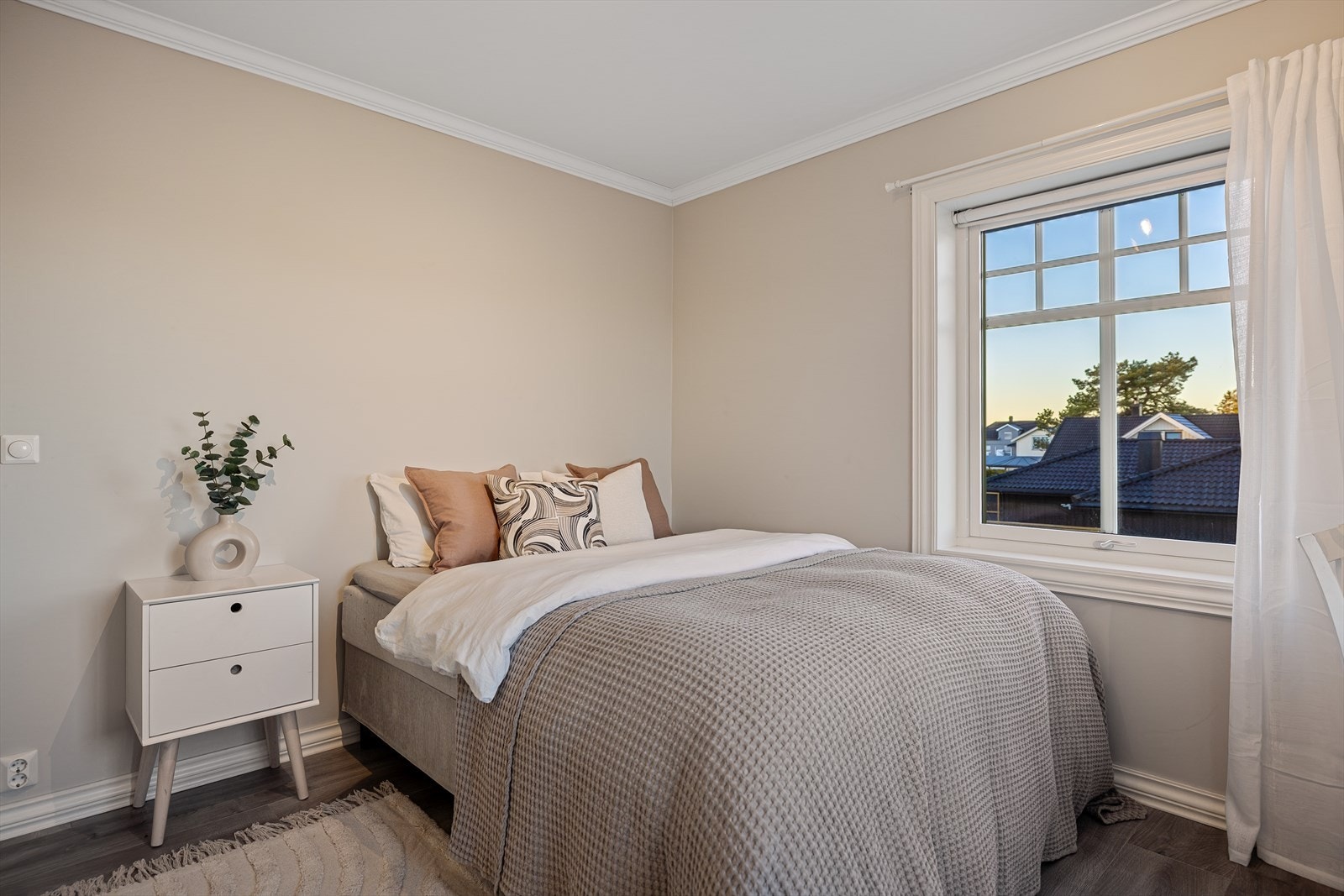 Soverommet har svært god plass til dobbelseng og øvrig møblement, slik at du enkelt kan skape en komfortabel og harmonisk sone for hvile og ro. Galleribilde