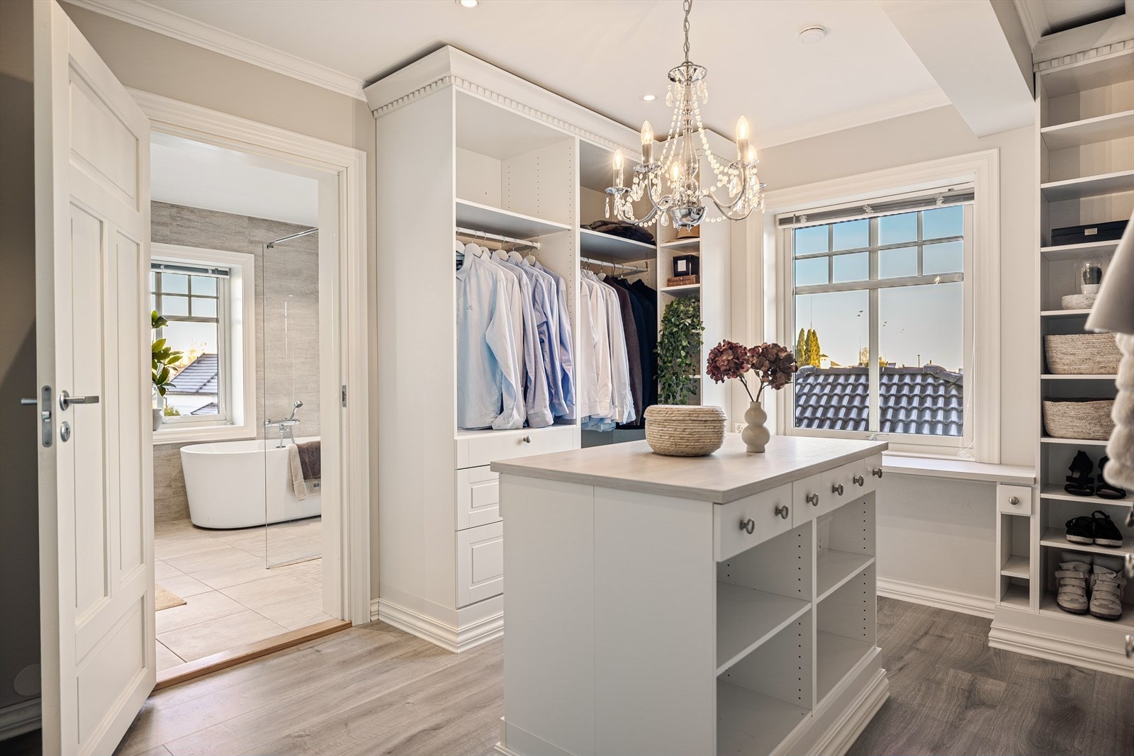 Det er også plassert en ekstra kommode på gulvet, noe som bidrar til enda bedre oppbevaring og oversikt. Resultatet er et særdeles funksjonelt og luksuriøst garderoberom som gjør hverdagen både enklere og litt ekstra elegant. Galleribilde