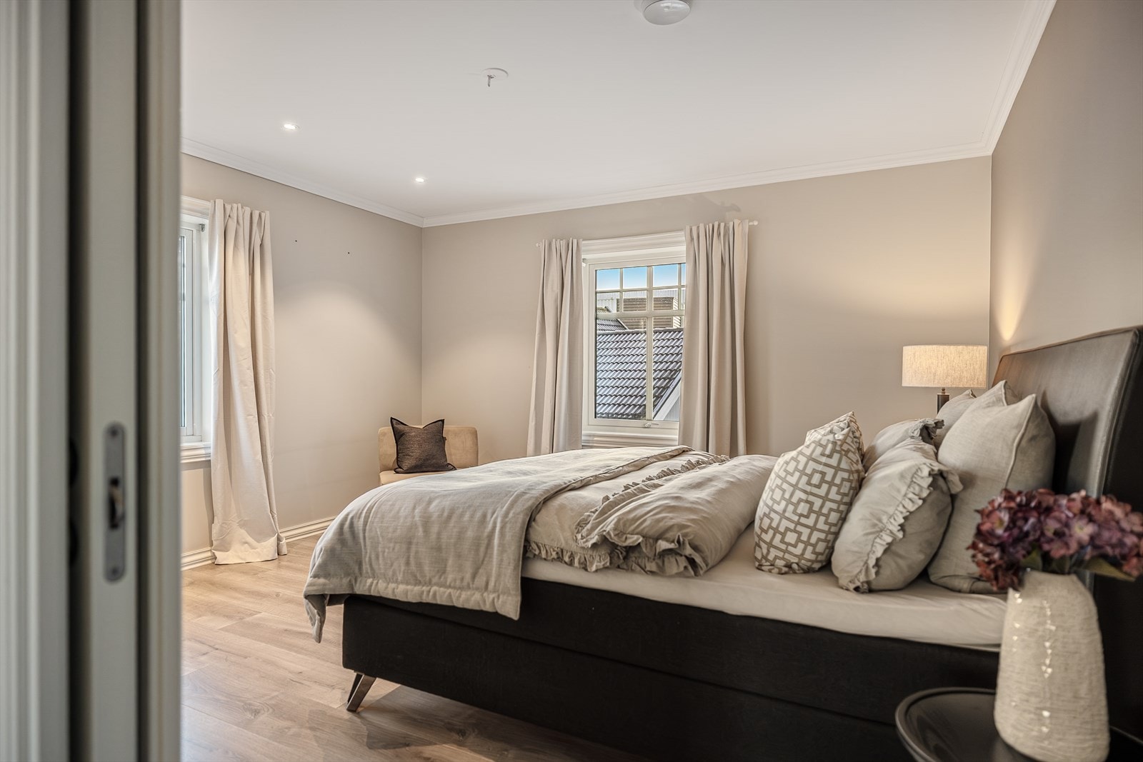 Hovedsoverommet er virkelig et rom å drømme om - romslig, elegant og gjennomført innredet for maksimal komfort. Galleribilde