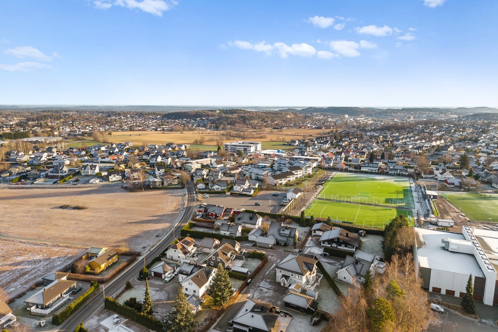 Runar som ligger rett ved boligen gir barn og unge et kvalitets messig fritids- og idrettstilbud _ fra barneidrett til seniornivå. Flere barn har sin første idrettsopplevelse her. Galleribilde