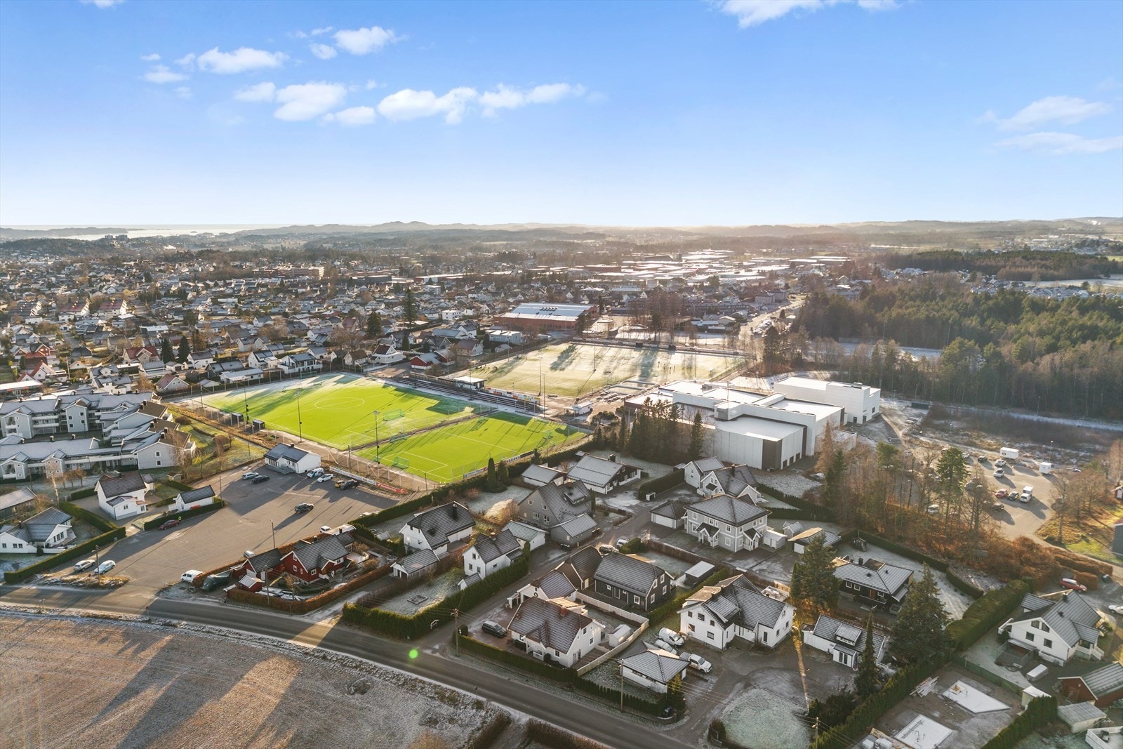 For de som pendler til jobb utenbys, er beliggenheten svært praktisk. Det er kun få minutter med bil til E18, og Torp internasjonale flyplass ligger også i kort kjøreavstand. Dette gir stor fleksibilitet for både jobb og reiser. Galleribilde