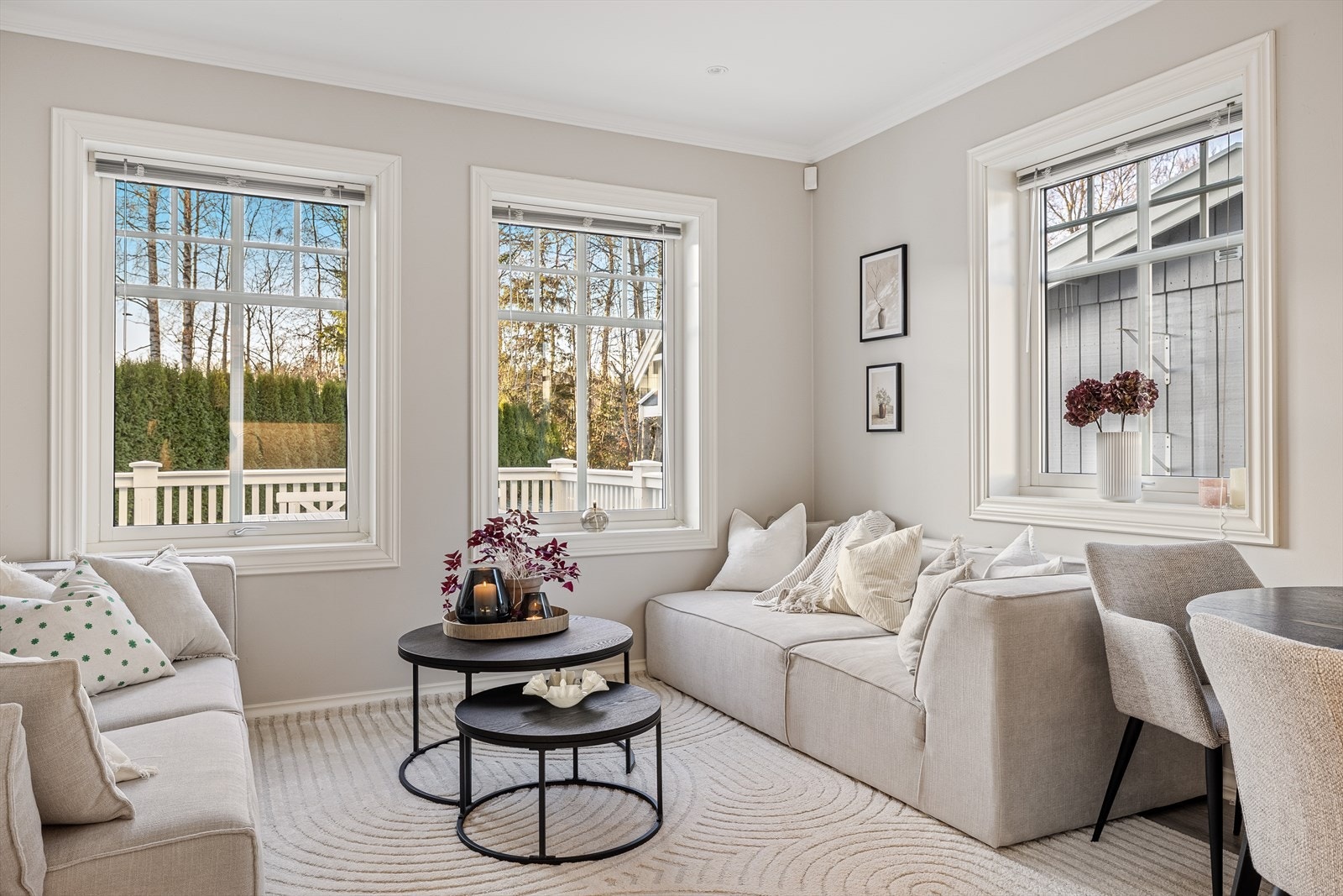 Stuen i hybelen er lys og elegant, med store vinduer som slipper inn rikelig med dagslys og skaper en luftig og behagelig atmosfære. Galleribilde