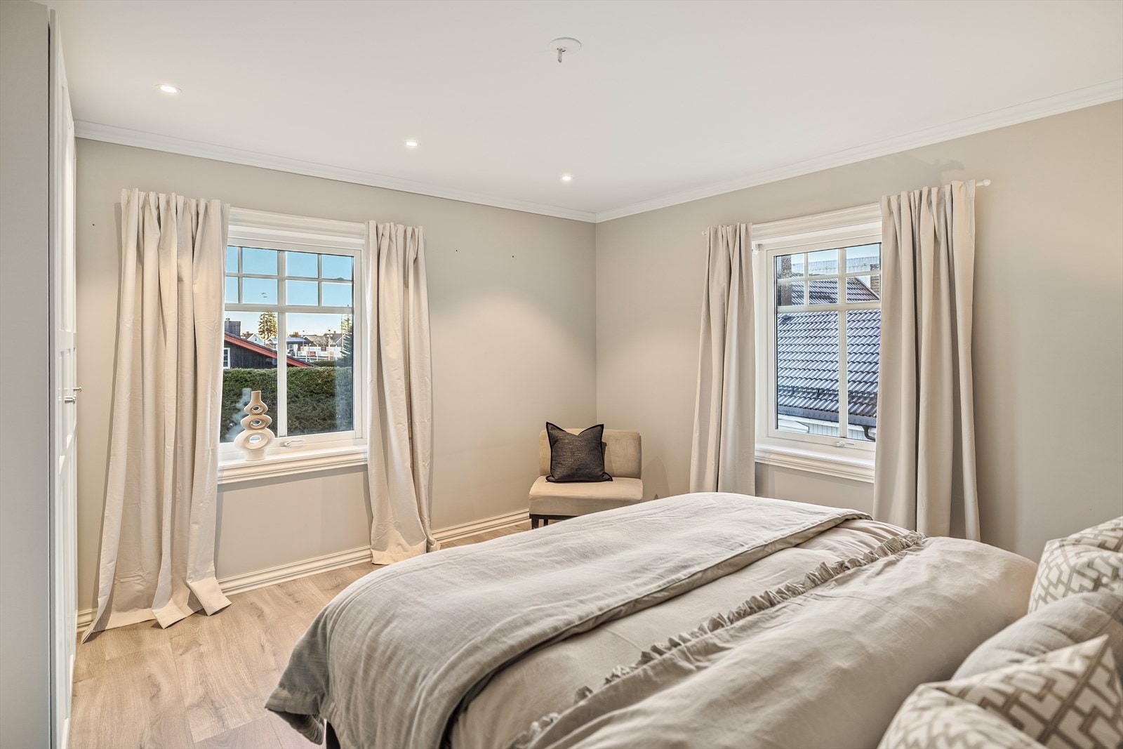 Her får du en luksuriøs atmosfære med pene gulv, delikate vegger og spotter i taket som gir en behagelig og eksklusiv belysning. Galleribilde