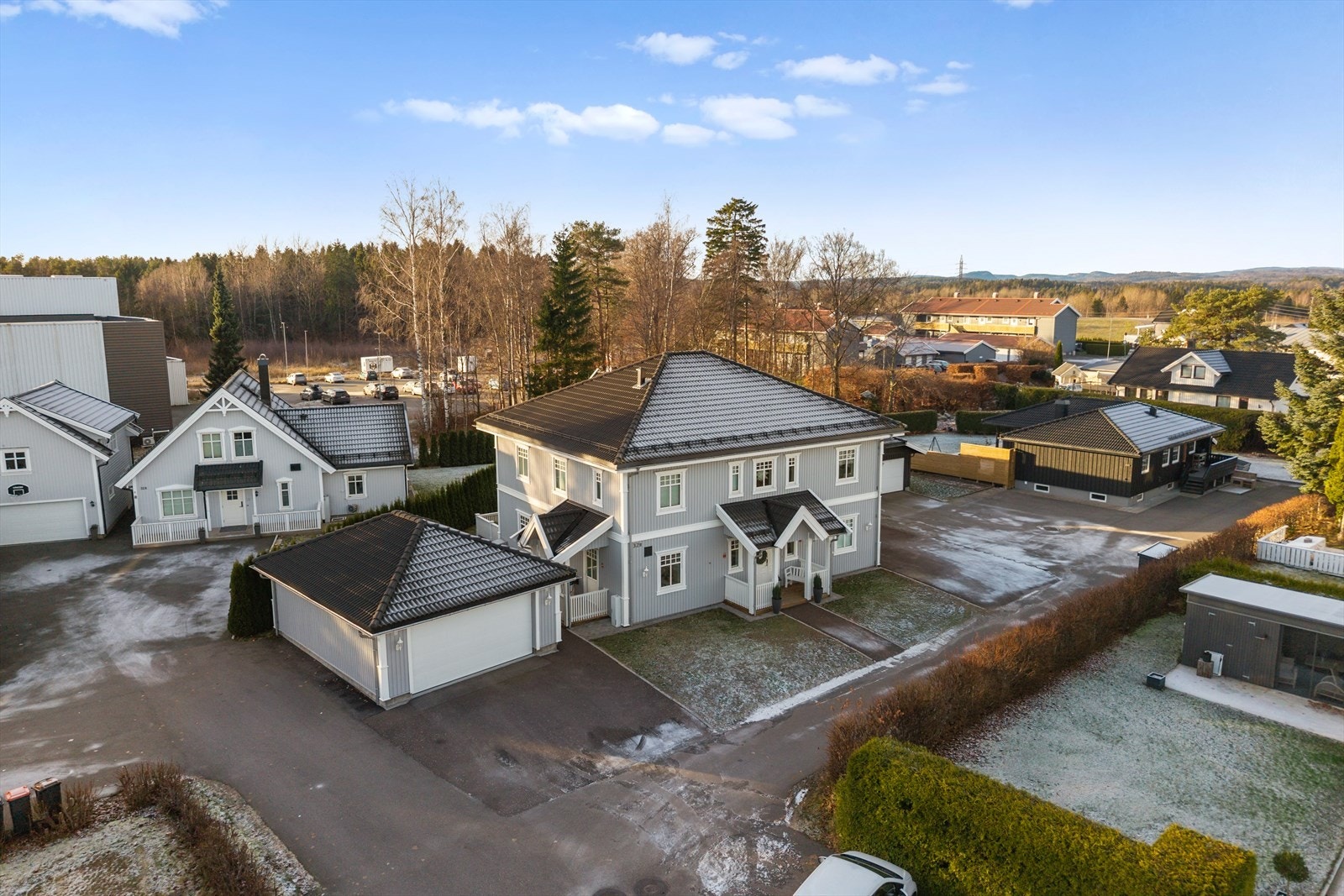 Innkjørselen og gårdsplassen er asfaltert og lettstelte, og det stilfulle inngangspartiet gir et flott førsteinntrykk av boligen. Galleribilde