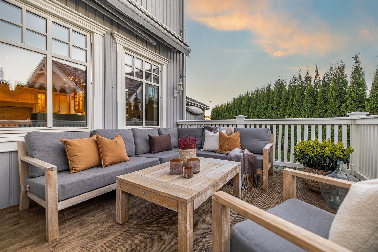 Den romslige terrassen gir deg rikelig med plass til å skape flere soner - enten du ønsker en avslappende lounge, en hyggelig spiseplass eller et eget område for grilling og sosiale sammenkomster. Galleribilde