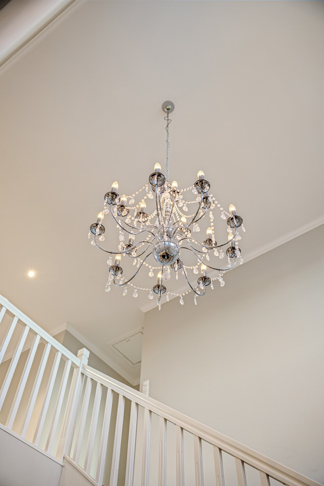 I hallen er det en nydelig og strategisk plassert åpning i taket som gir perfekte forhold for en flott lyskrone. Her kan du virkelig skape et majestetisk blikkfang som forsterker den herskapelige følelsen i inngangspartiet. Galleribilde