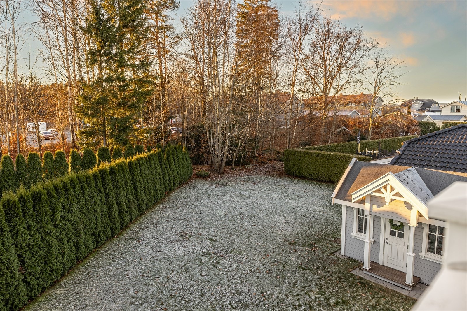 Fra terrassen har du et hyggelig og sjarmerende utsyn ned mot hagen. Galleribilde