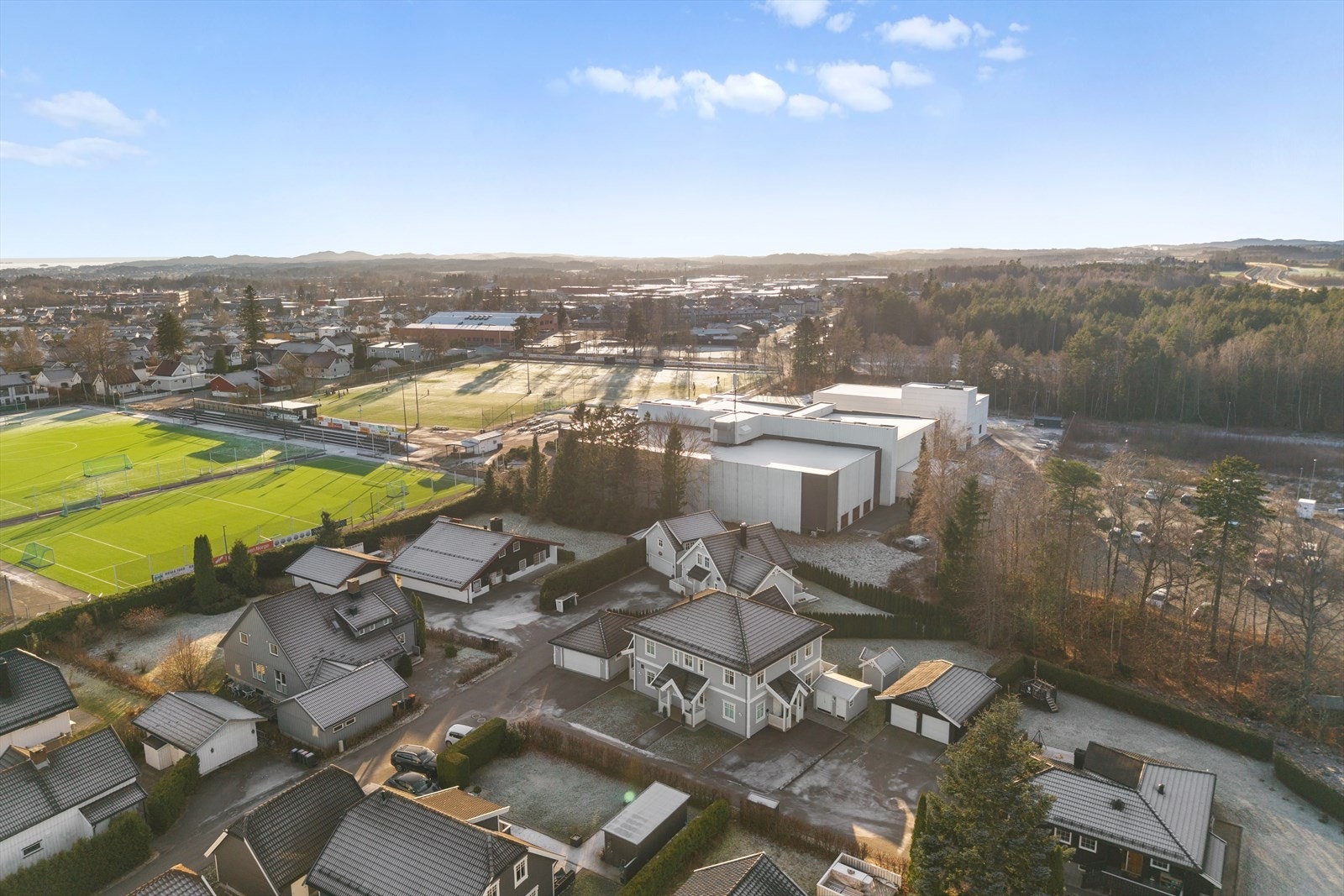 Dagligvarebutikk, idrettsanlegg og Runarhallen finner du også bare en kort spasertur fra hjemmet. Det betyr at både handling, trening og fritidsaktiviteter kan gjøres enkelt - helt uten behov for bil. Galleribilde