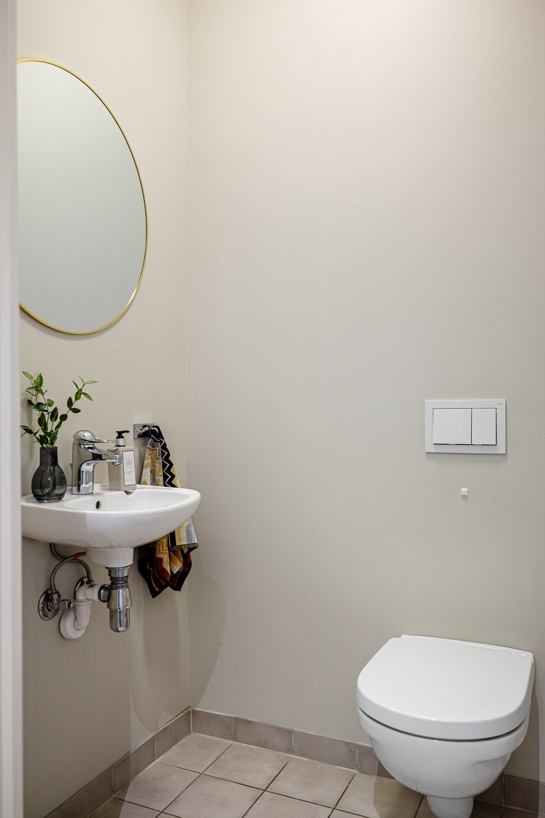 Toalettrommet har fliser på gulvet og behagelige elektriske varmekabler som gir ekstra komfort. Rommet er innredet med servant, speil og vegghengt klosett. Galleribilde