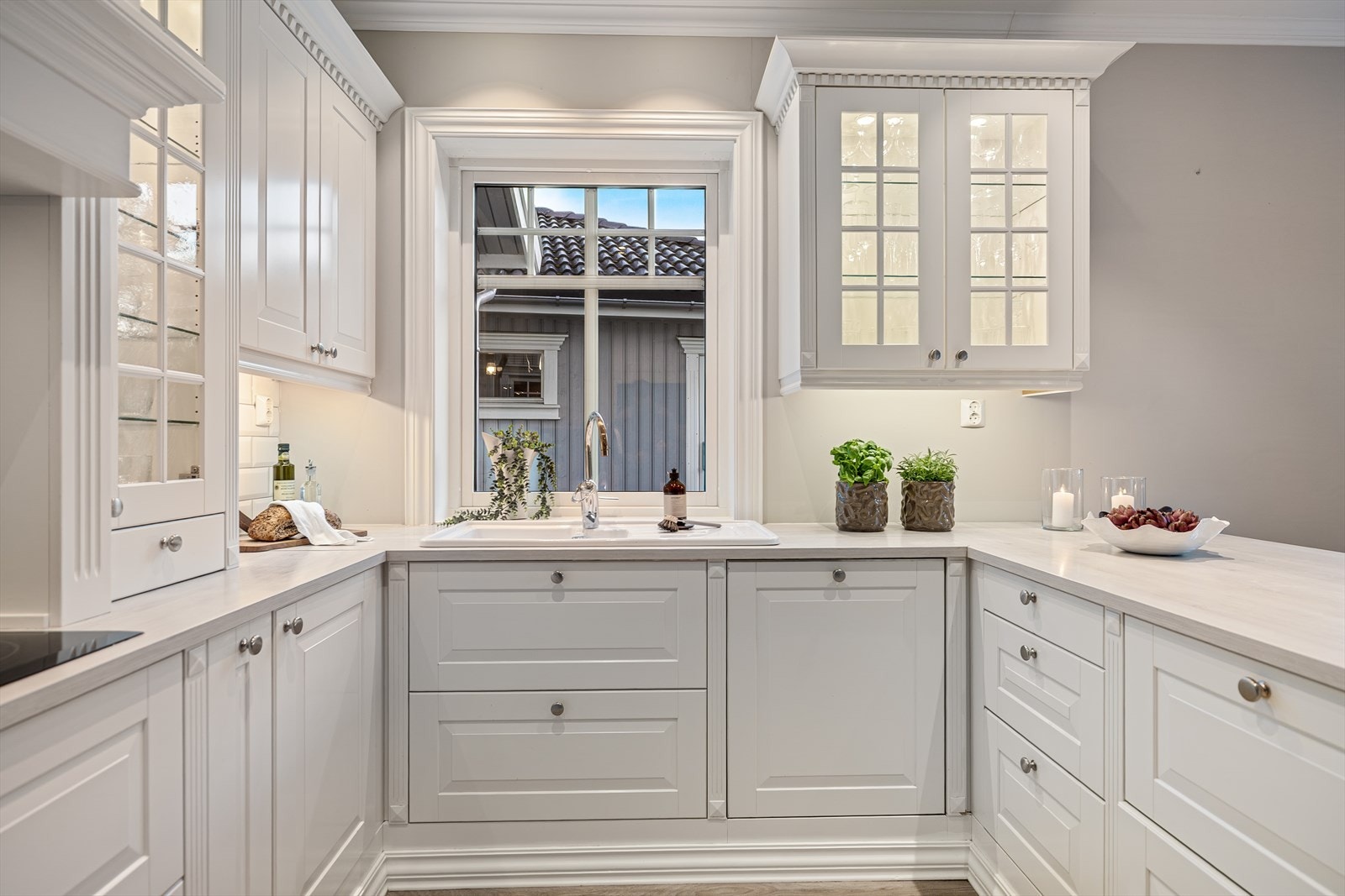 Kjøkkenet er plassert med presisjon og omtanke, og utformet for å imponere både visuelt og funksjonelt. Her får du et rom som virkelig kombinerer estetikk og kvalitet på aller beste måte. Galleribilde