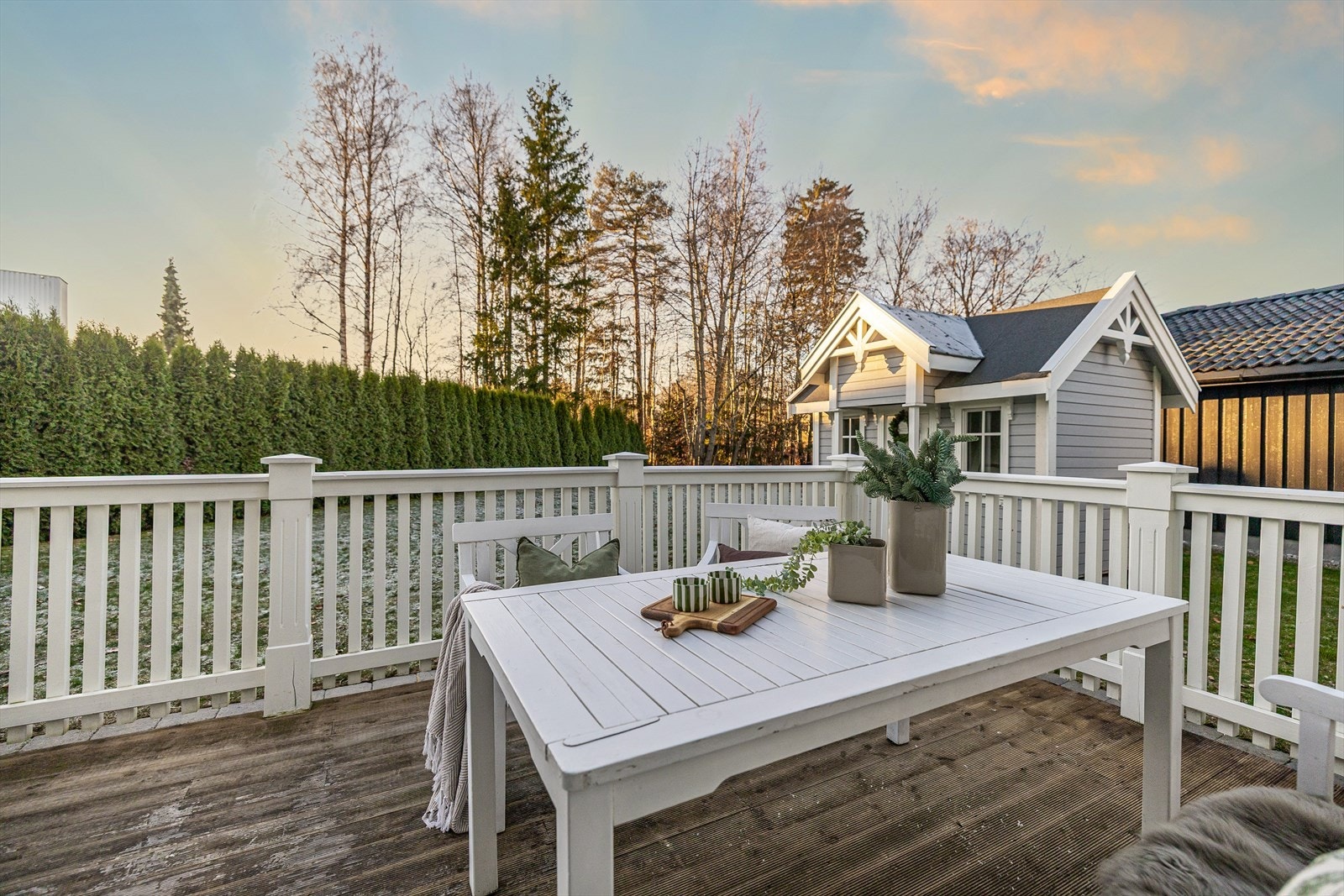Her kan du pynte med blomster, tente lys og myke tekstiler, og skape en lun og elegant atmosfære som forsterker både måltidet og selskapet. En nydelig plass du garantert vil bruke mye. Galleribilde