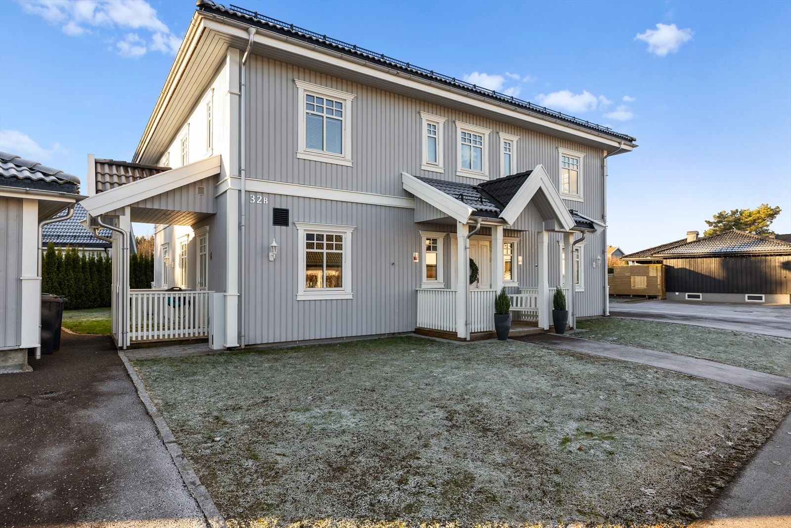 Eiendommen fremstår meget tiltalende og har et vakkert, gjennomført utseende. De harmoniske linjene, de elegante detaljene og den flotte beliggenheten gir boligen et uttrykk som både er representativt og innbydende. Galleribilde