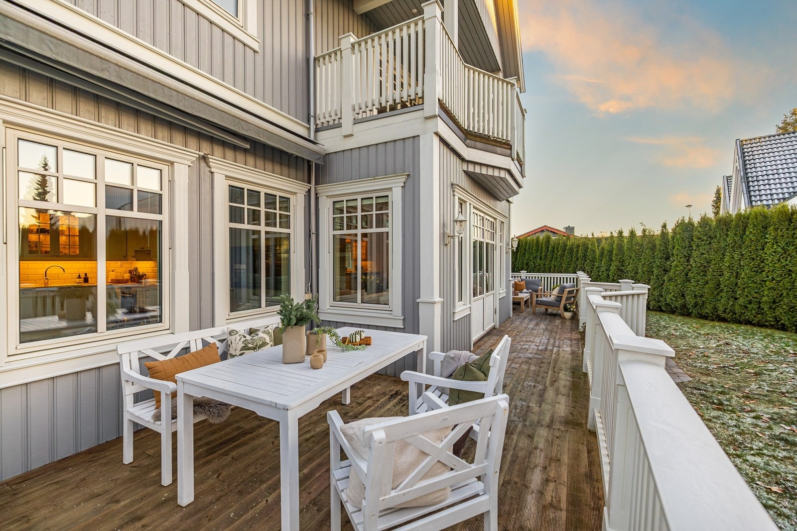 På terrassen finner du en svært hyggelig plass som egner seg perfekt til å dekke opp et innbydende og stemningsfullt bord. Galleribilde