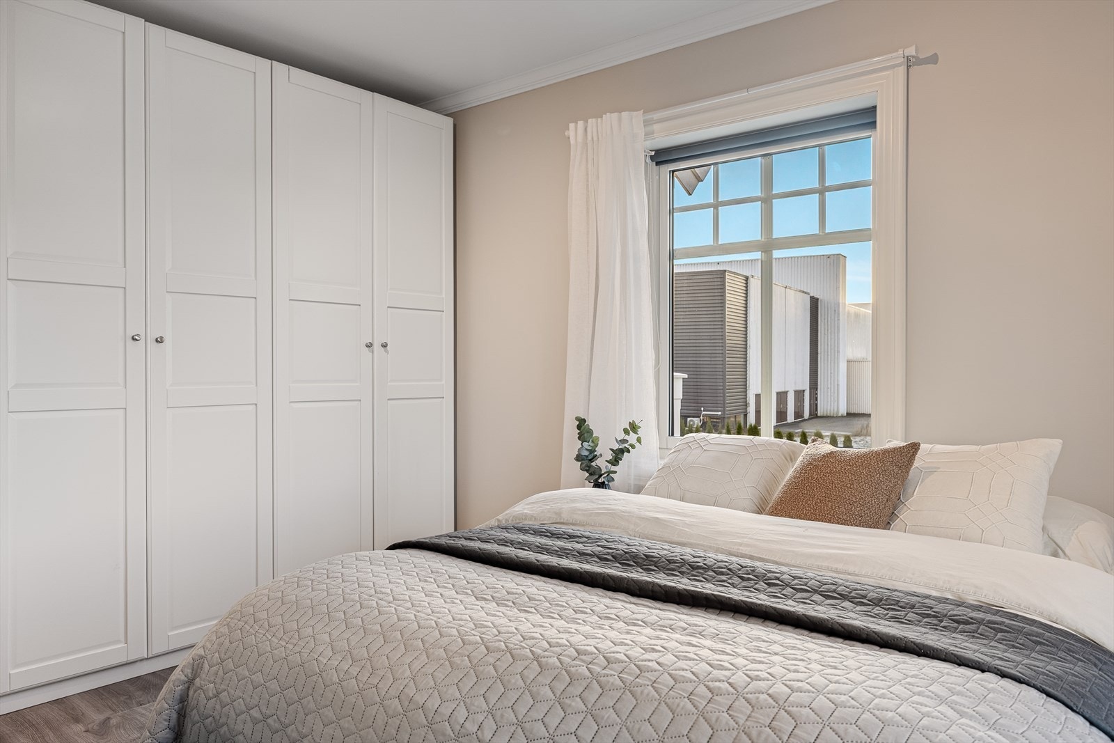 Et funksjonelt rom som passer perfekt til både hvile, lekser og organisering av klær og eiendeler. Galleribilde