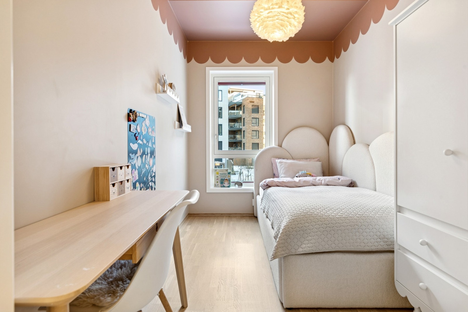 Soverom 2 er malt i friske farger. Galleribilde