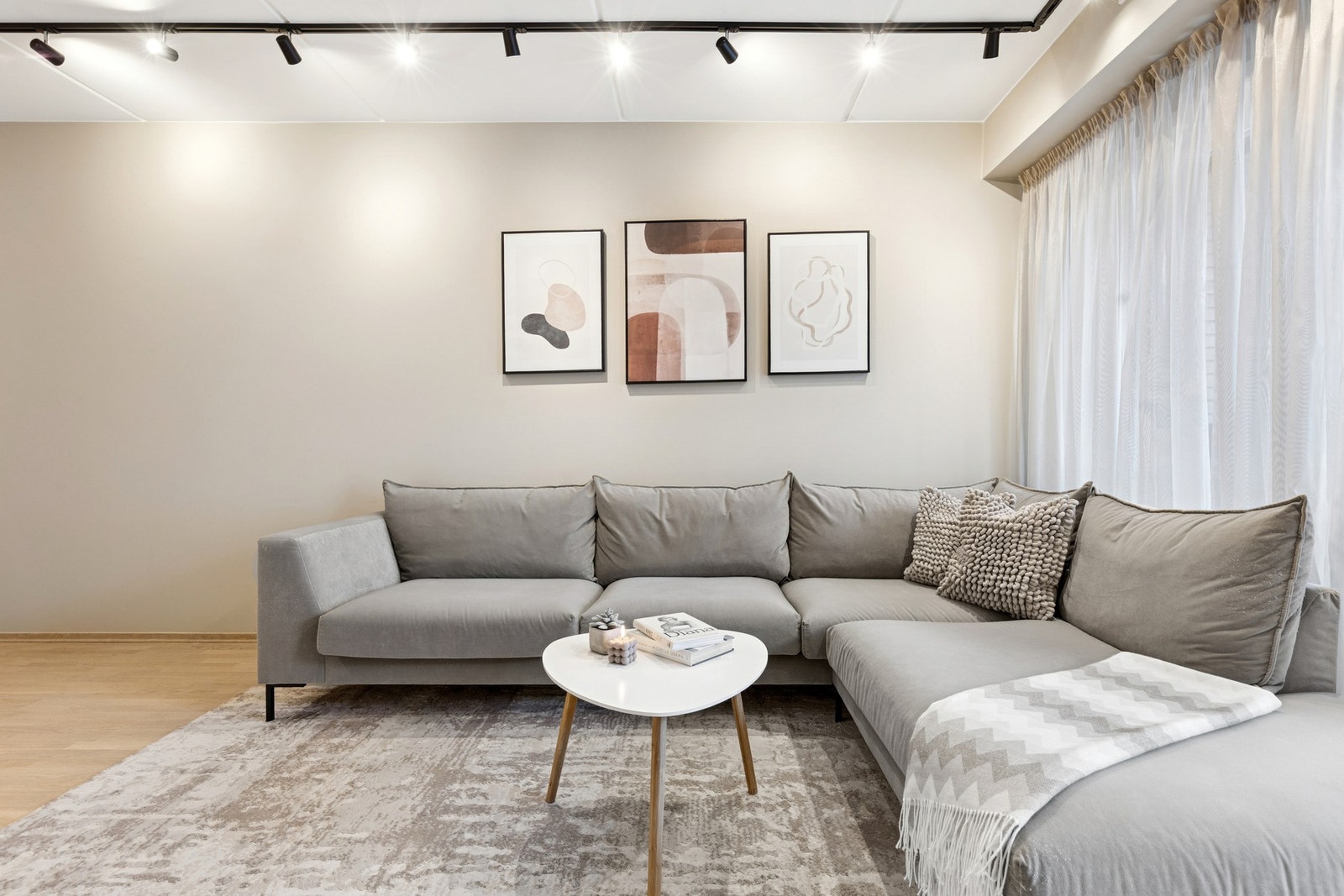 Stuen har god plass til den sofaen du måtte ønsket. Galleribilde