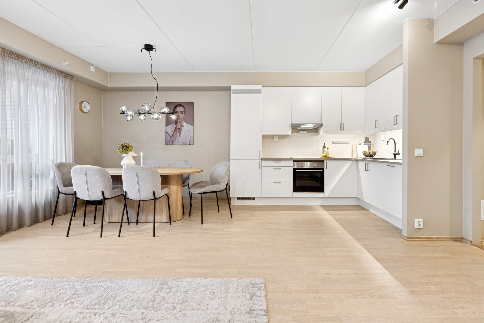 Stuen innbyr til hygge fra tidlig morgen til sent på kveld. Galleribilde