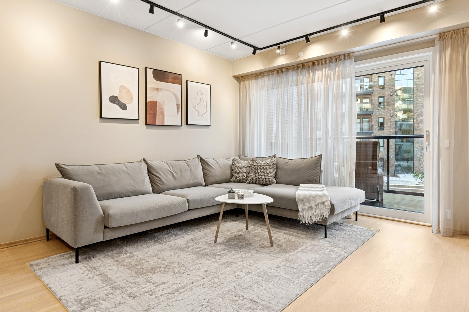 Lysskinne i taket gir godt lys. Galleribilde