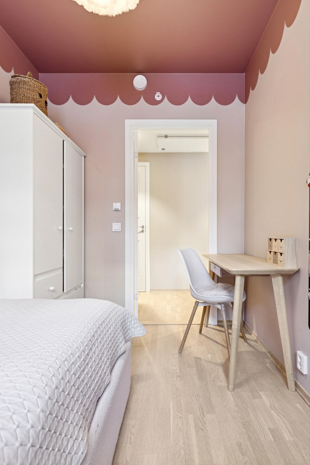 Soverom 2 er malt i friske farger. Galleribilde