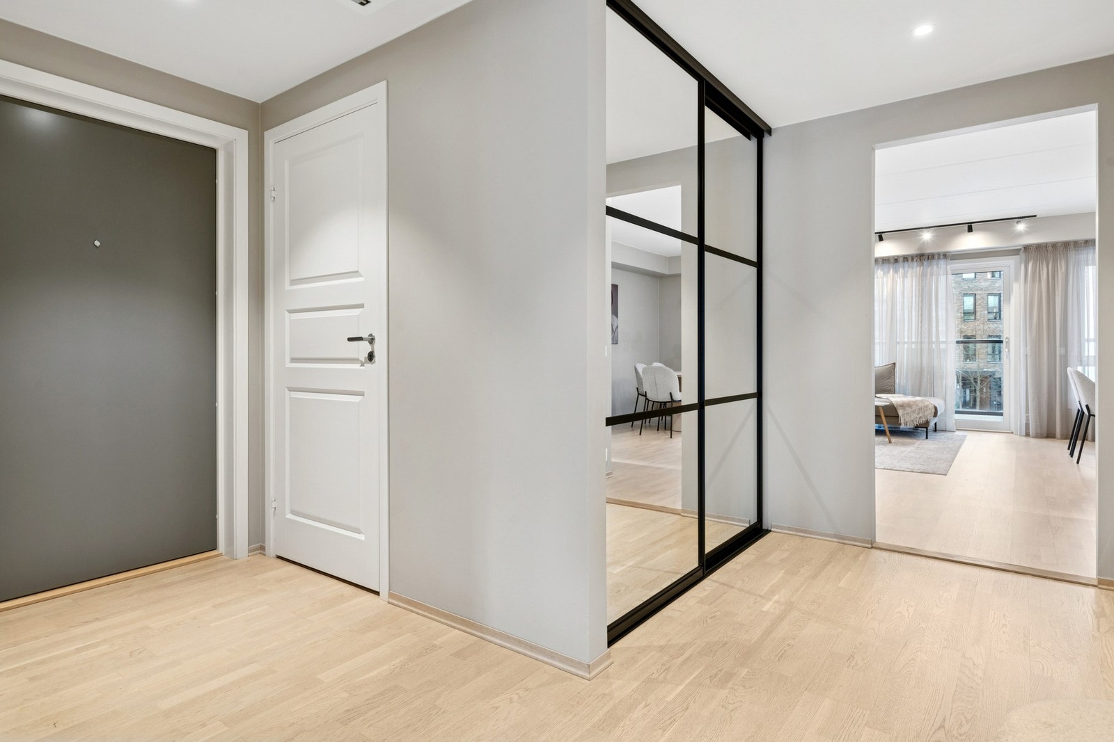 Gangen har en smart skyvedørsgarderobe med speil. Galleribilde