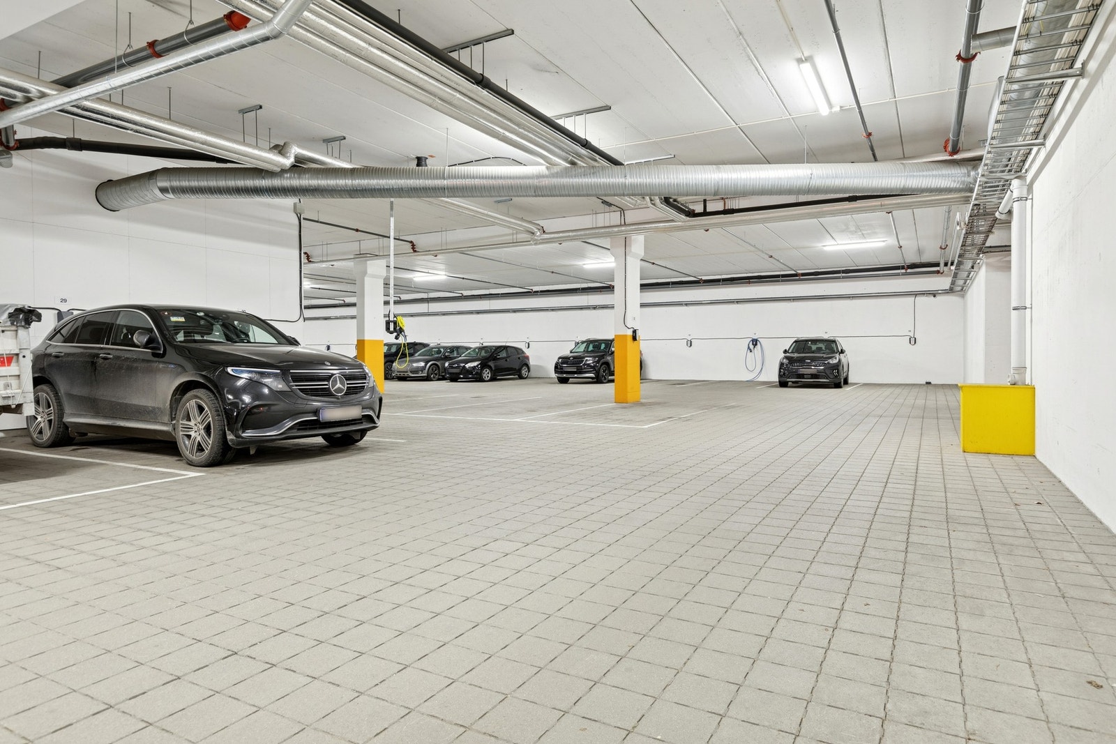 Egen biloppstillingsplass i felles oppvarmet garasjeanlegg. Galleribilde