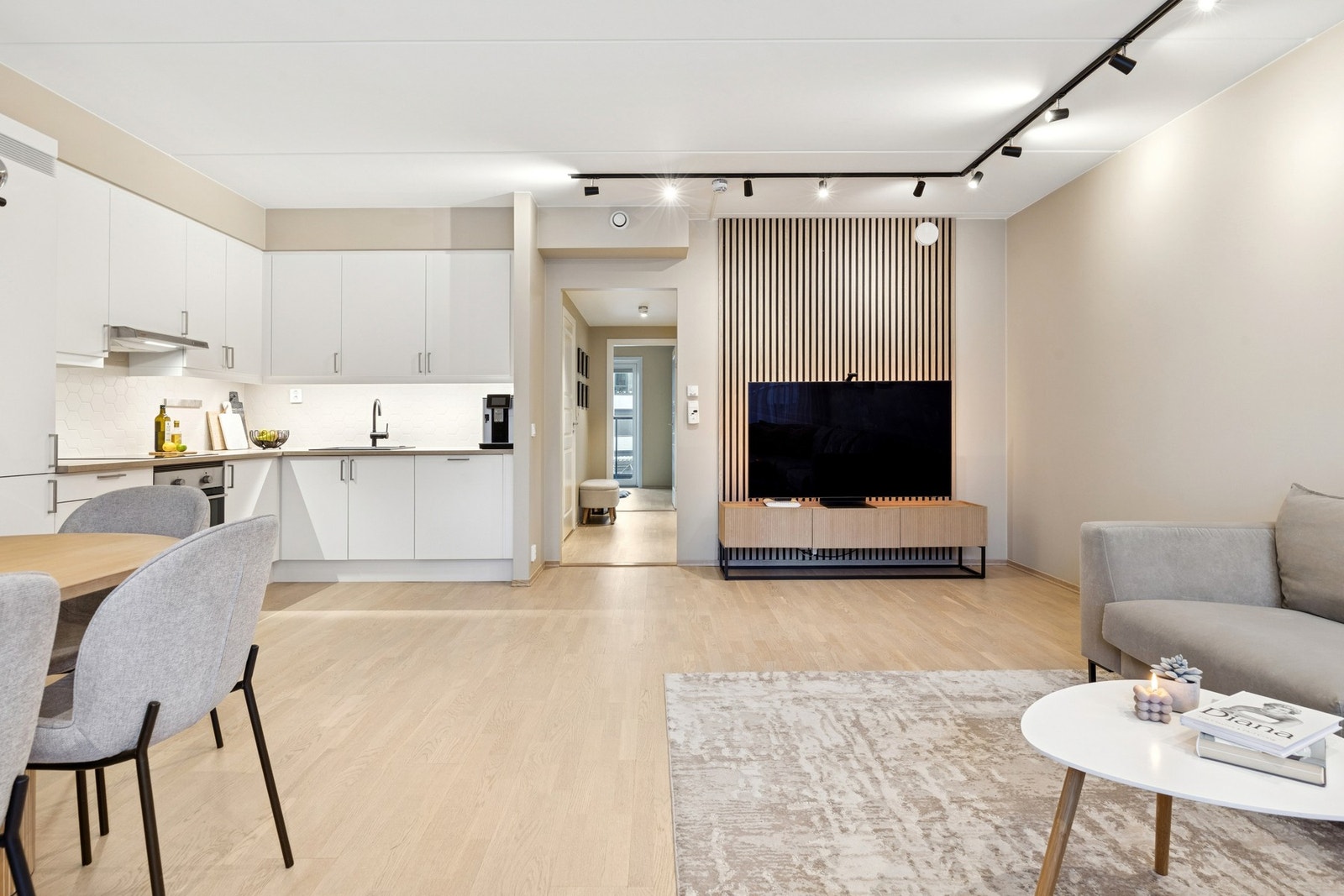 Stuen har en fin kontrastvegg som gir leiligheten mer liv. Galleribilde